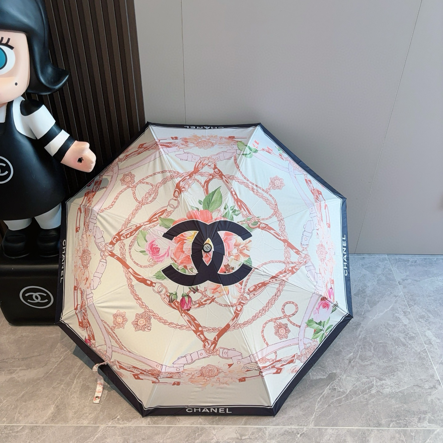  CHANEL（香奈儿）三折自动折叠晴雨伞 集合香奈儿灵魂LOGO为一体的设计风格高雅奢华 带在身上带来