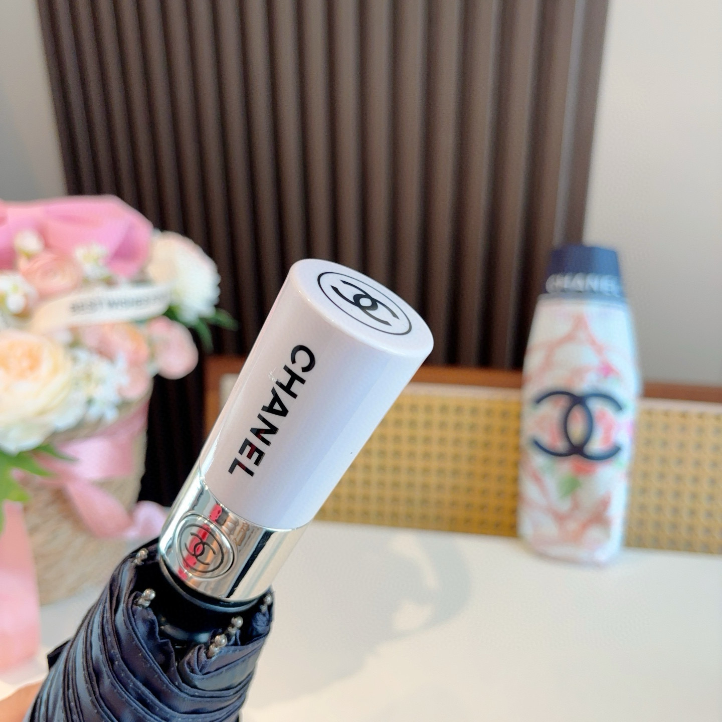  CHANEL（香奈儿）三折自动折叠晴雨伞 集合香奈儿灵魂LOGO为一体的设计风格高雅奢华 带在身上带来