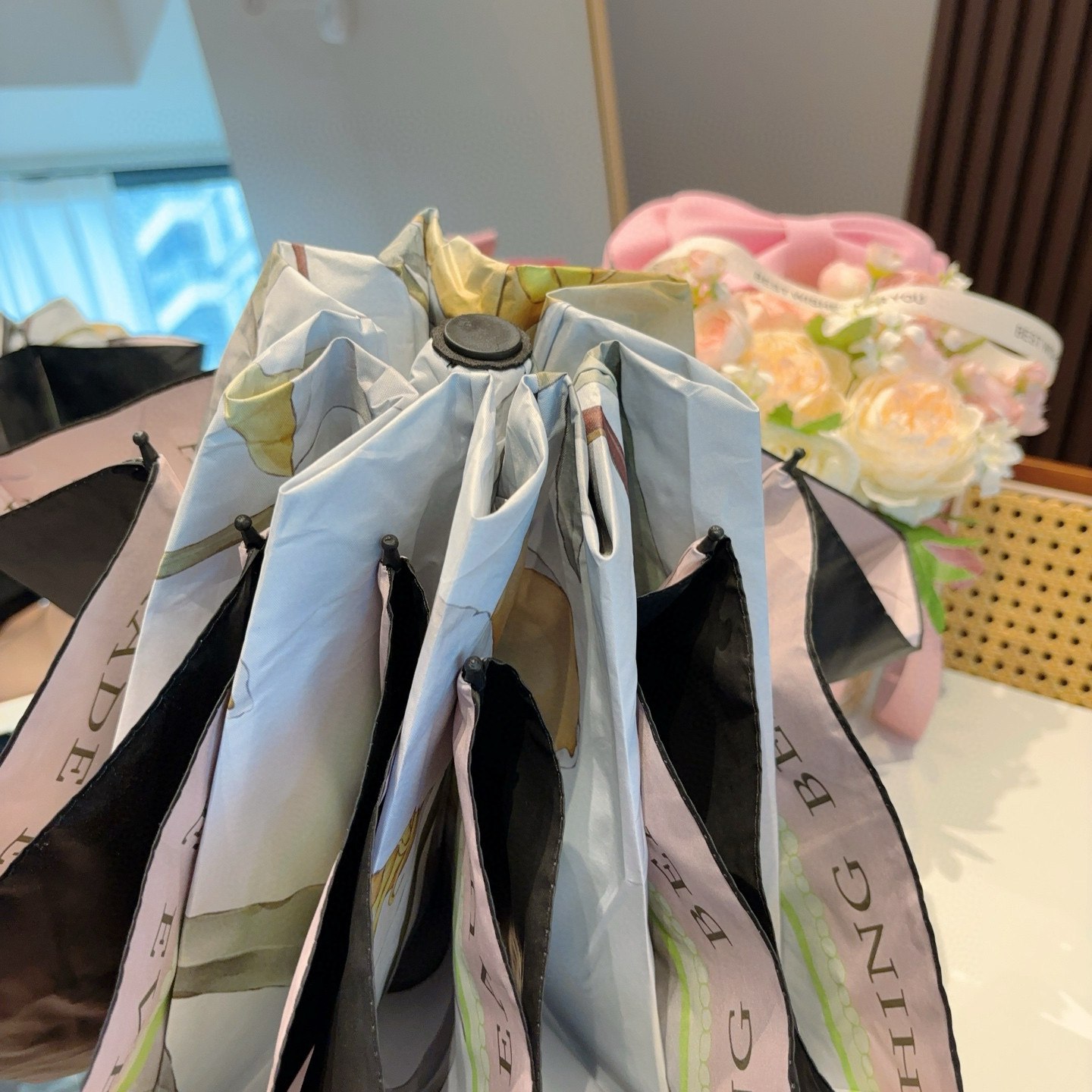  CHANEL（香奈儿）三折自动折叠晴雨伞 集合香奈儿灵魂LOGO为一体的设计风格高雅奢华 带在身上带来