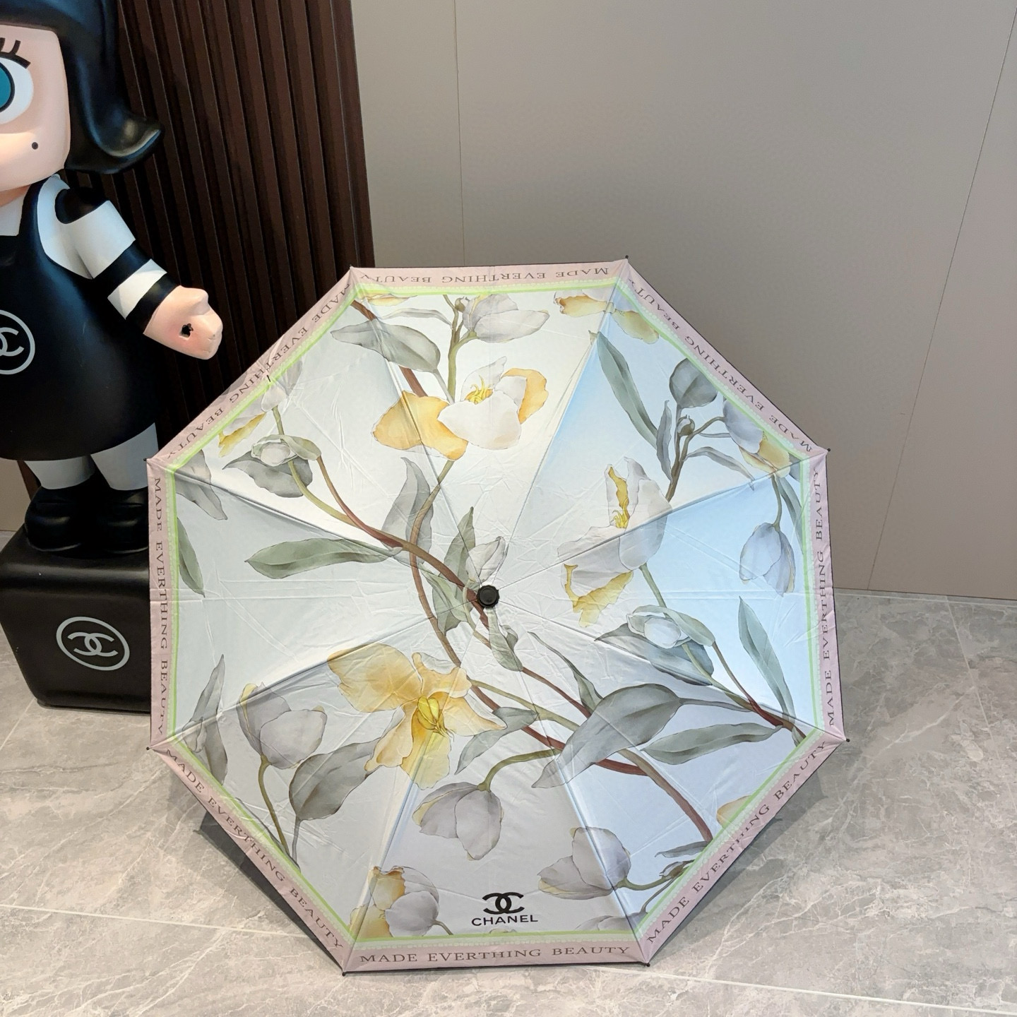  CHANEL（香奈儿）三折自动折叠晴雨伞 集合香奈儿灵魂LOGO为一体的设计风格高雅奢华 带在身上带来