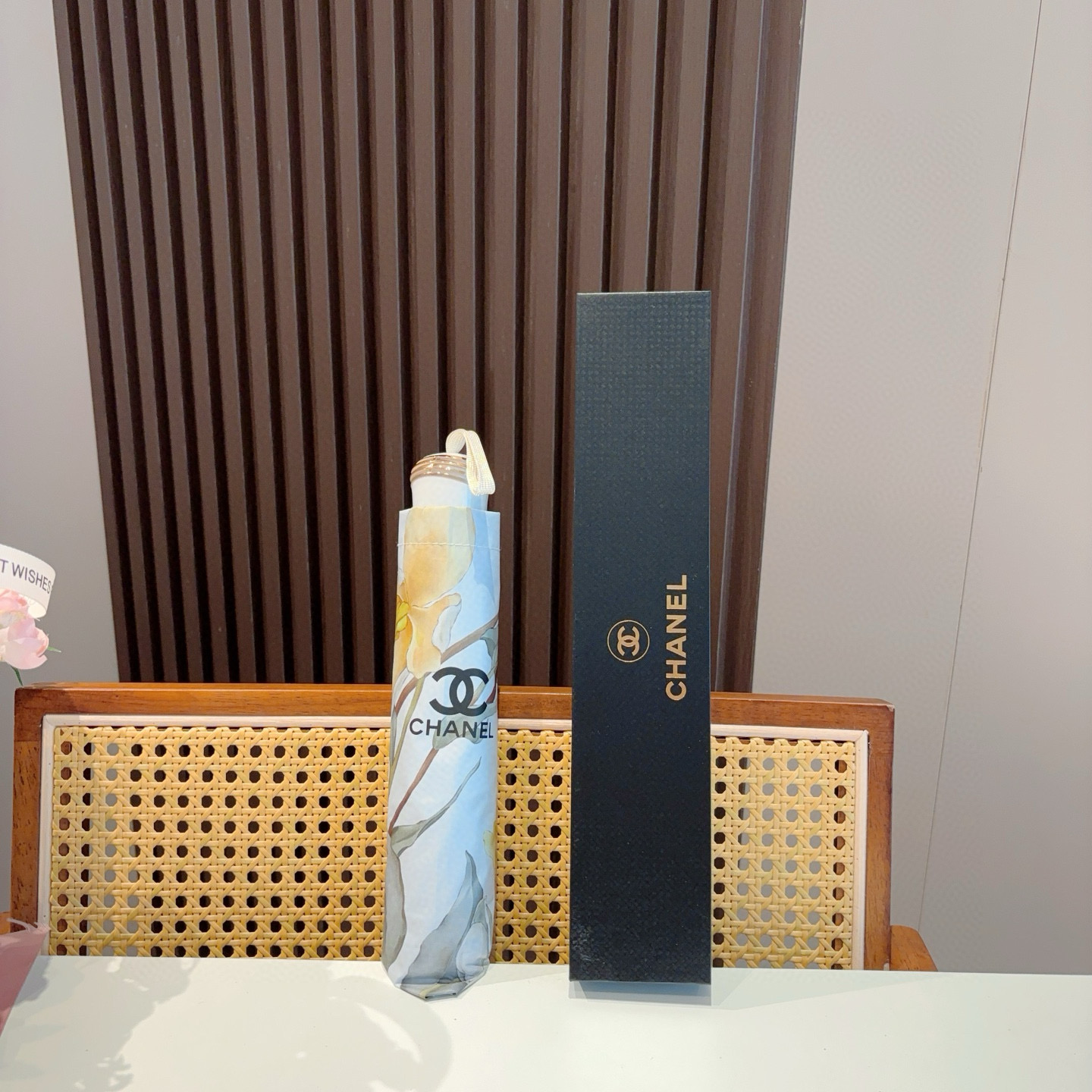  CHANEL（香奈儿）三折自动折叠晴雨伞 集合香奈儿灵魂LOGO为一体的设计风格高雅奢华 带在身上带来