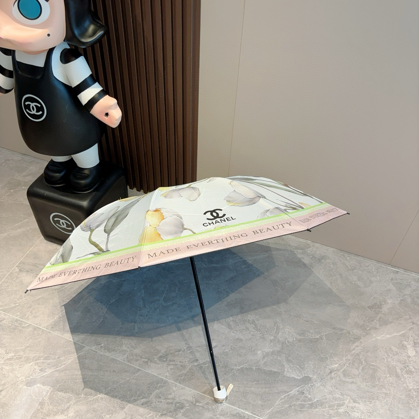  CHANEL（香奈儿）三折自动折叠晴雨伞 集合香奈儿灵魂LOGO为一体的设计风格高雅奢华 带在身上带来