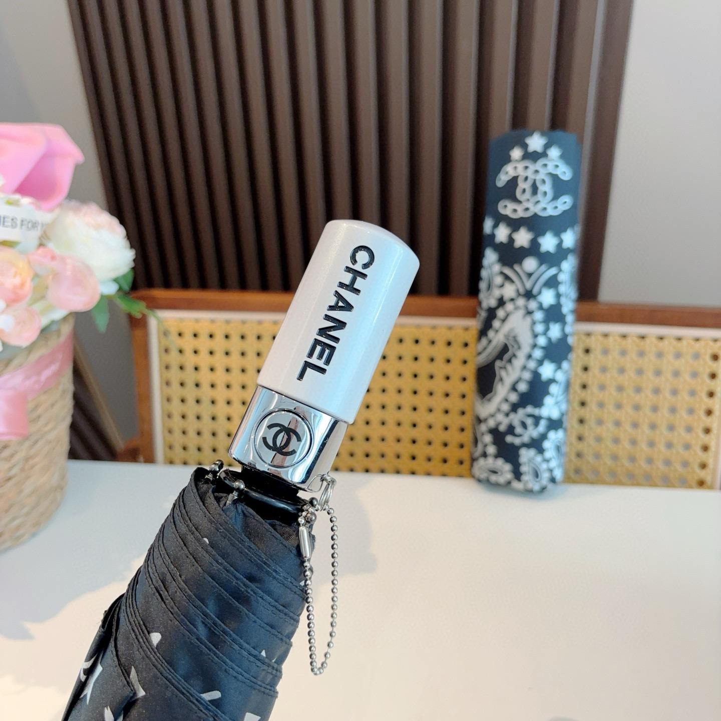  CHANEL（香奈儿）三折自动折叠晴雨伞 集合香奈儿灵魂LOGO为一体的设计风格高雅奢华 带在身上带来