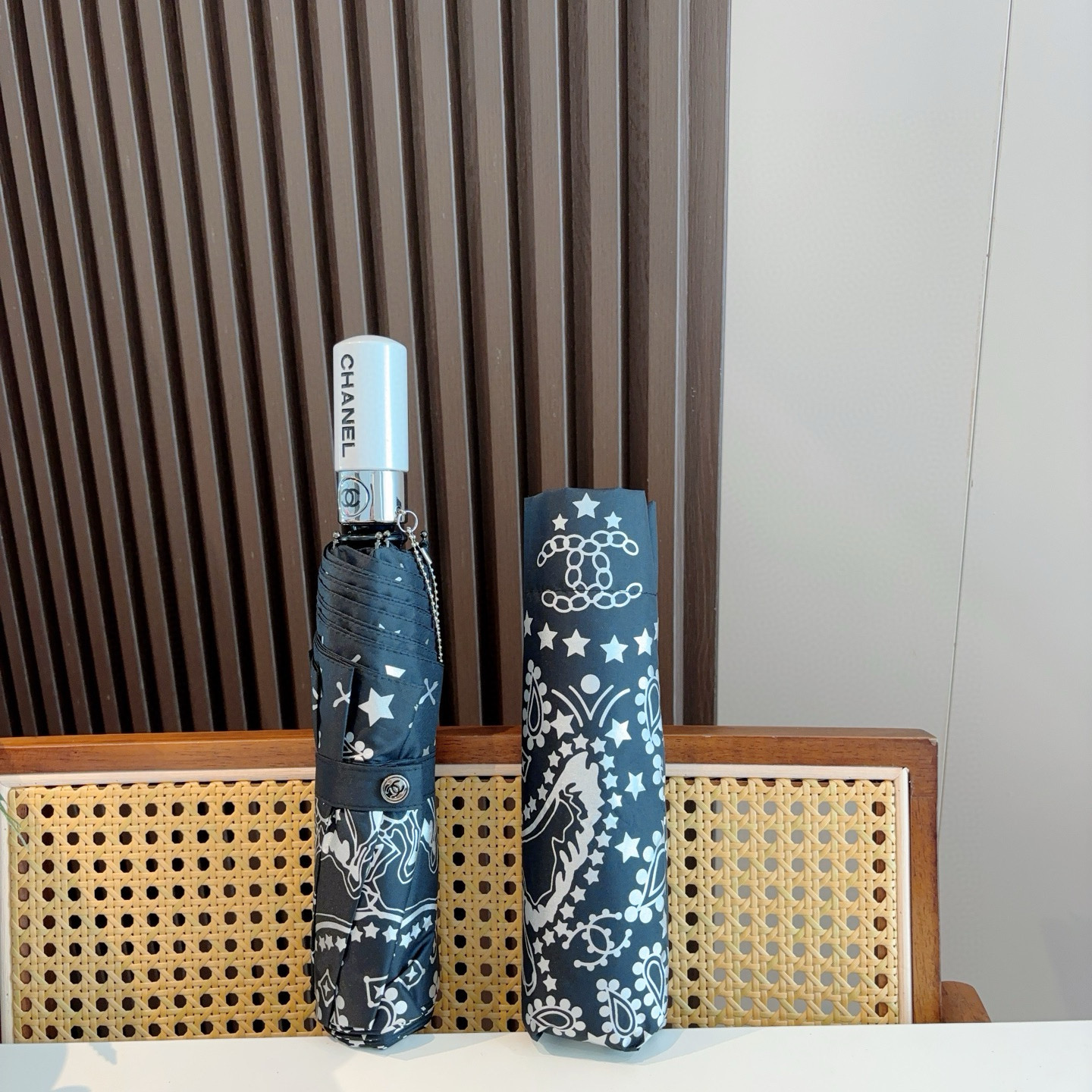  CHANEL（香奈儿）三折自动折叠晴雨伞 集合香奈儿灵魂LOGO为一体的设计风格高雅奢华 带在身上带来