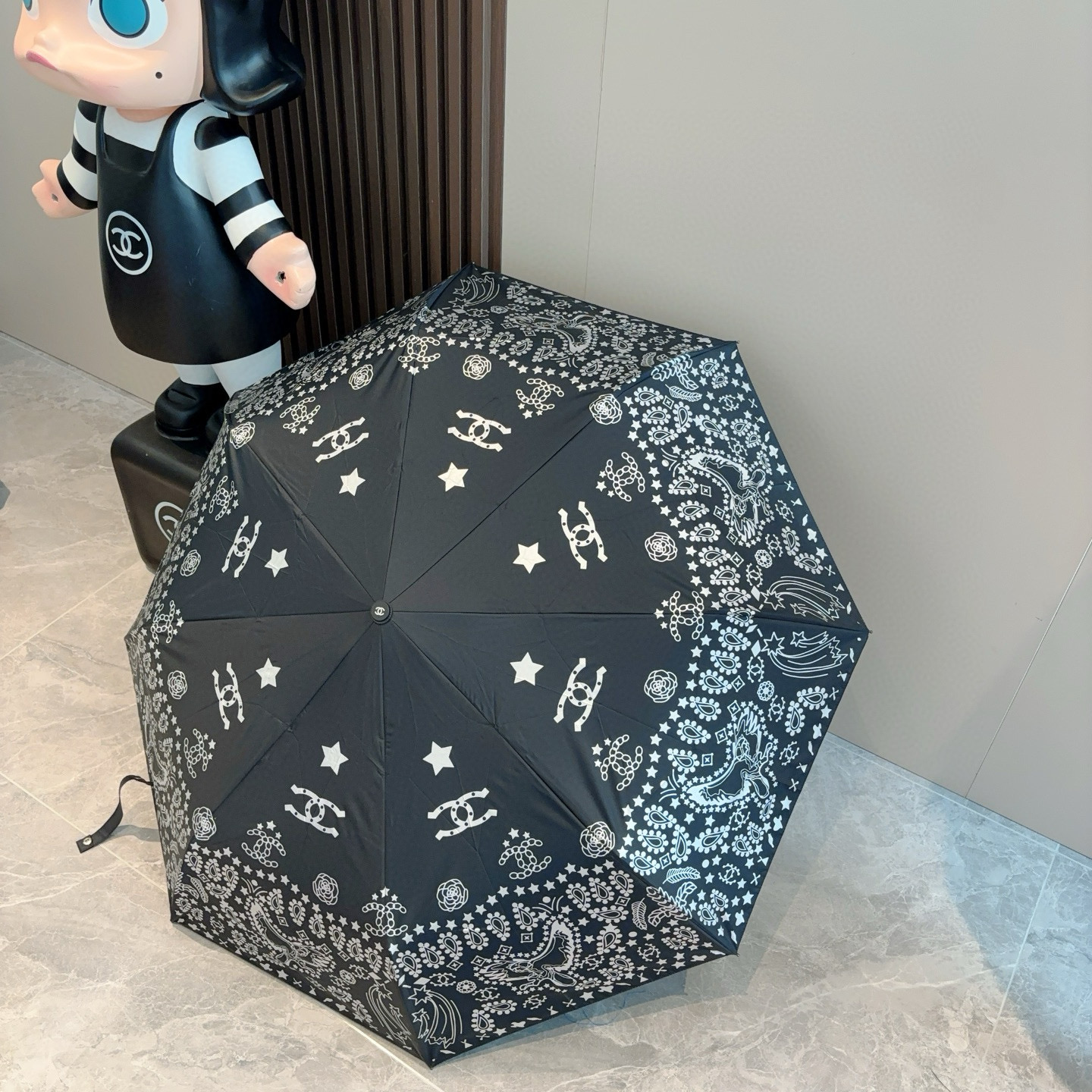  CHANEL（香奈儿）三折自动折叠晴雨伞 集合香奈儿灵魂LOGO为一体的设计风格高雅奢华 带在身上带来