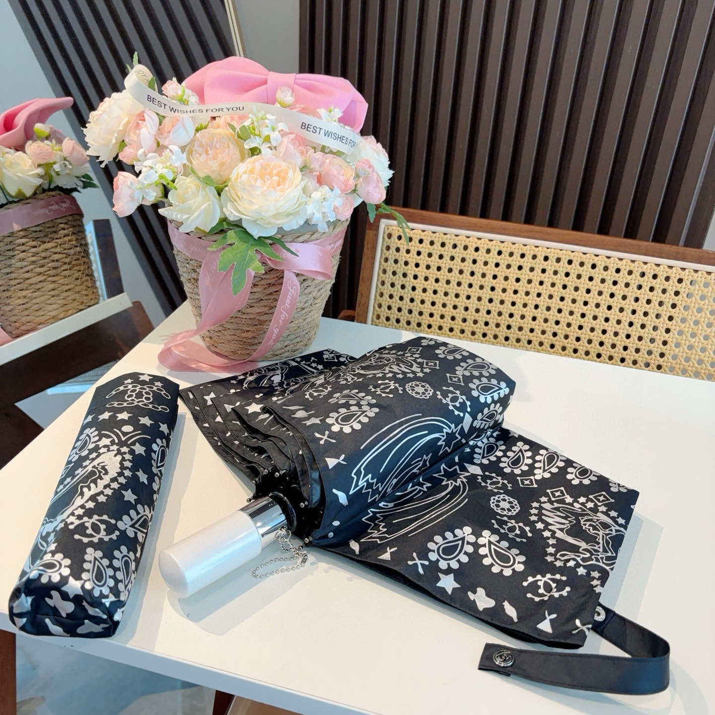  CHANEL（香奈儿）三折自动折叠晴雨伞 集合香奈儿灵魂LOGO为一体的设计风格高雅奢华 带在身上带来