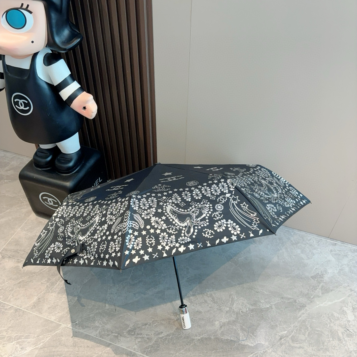  CHANEL（香奈儿）三折自动折叠晴雨伞 集合香奈儿灵魂LOGO为一体的设计风格高雅奢华 带在身上带来