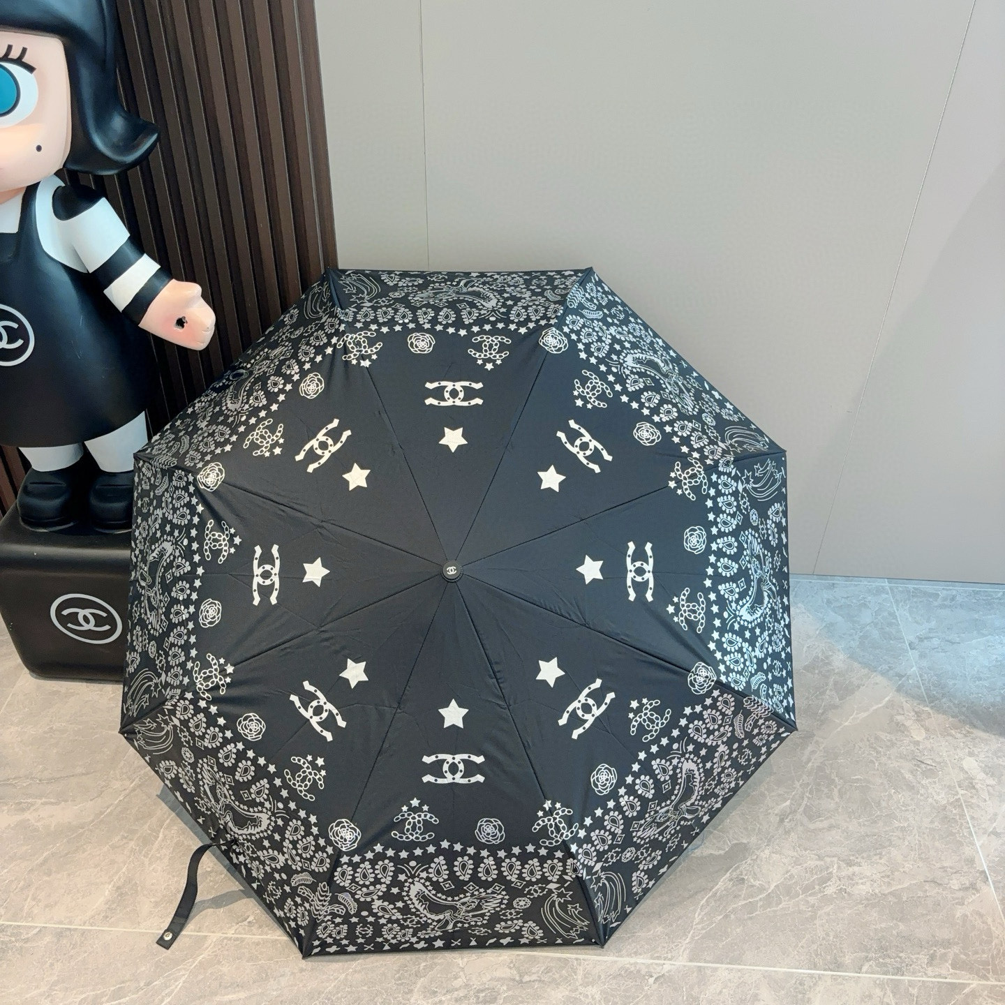  CHANEL（香奈儿）三折自动折叠晴雨伞 集合香奈儿灵魂LOGO为一体的设计风格高雅奢华 带在身上带来