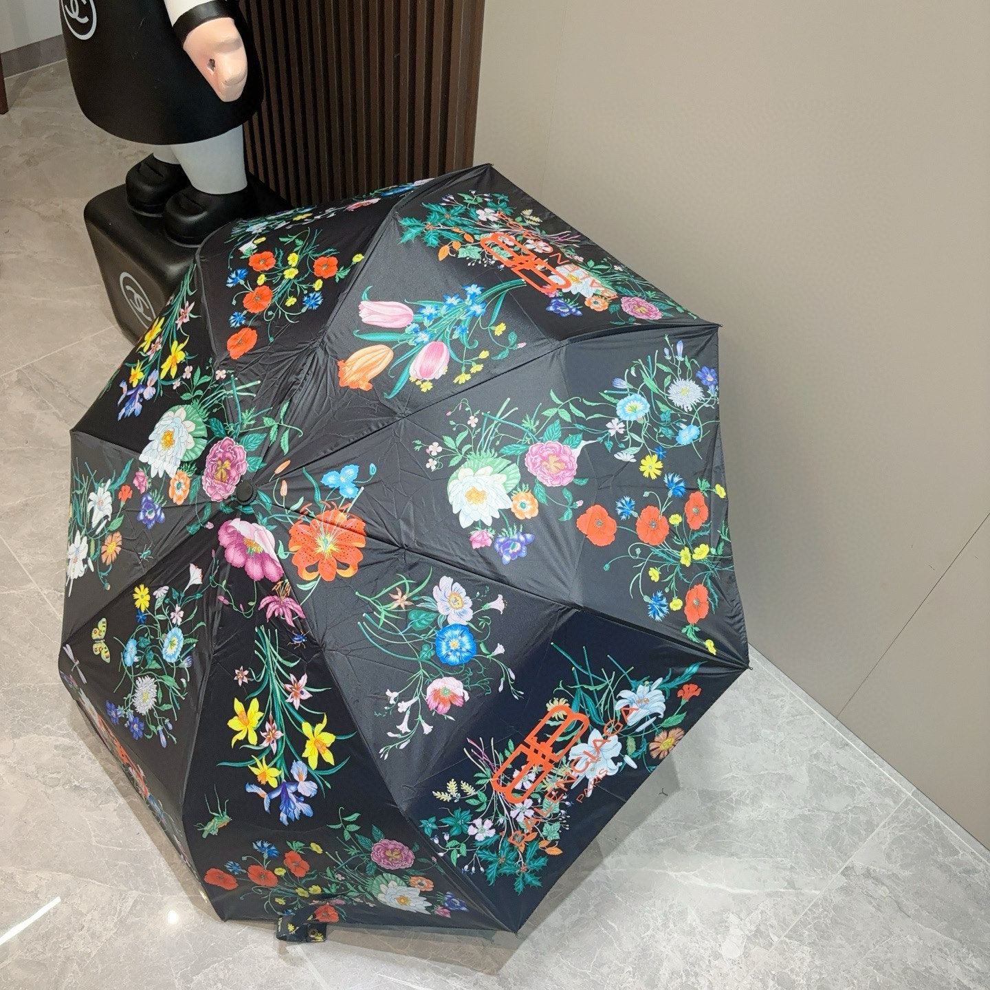  巴黎世家（Balenciaga） 新款三折自动折叠晴雨伞 火爆来袭 夏日里的小清新 高效阻隔紫外线涂层