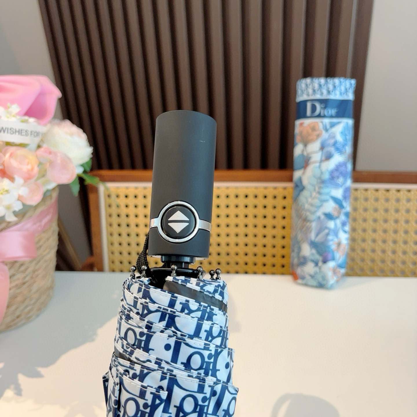  DIOR（迪奥）三折自动折叠晴雨伞  时尚原单代工品质 细节精致 看得见的品质 打破一成不变 色泽纯正