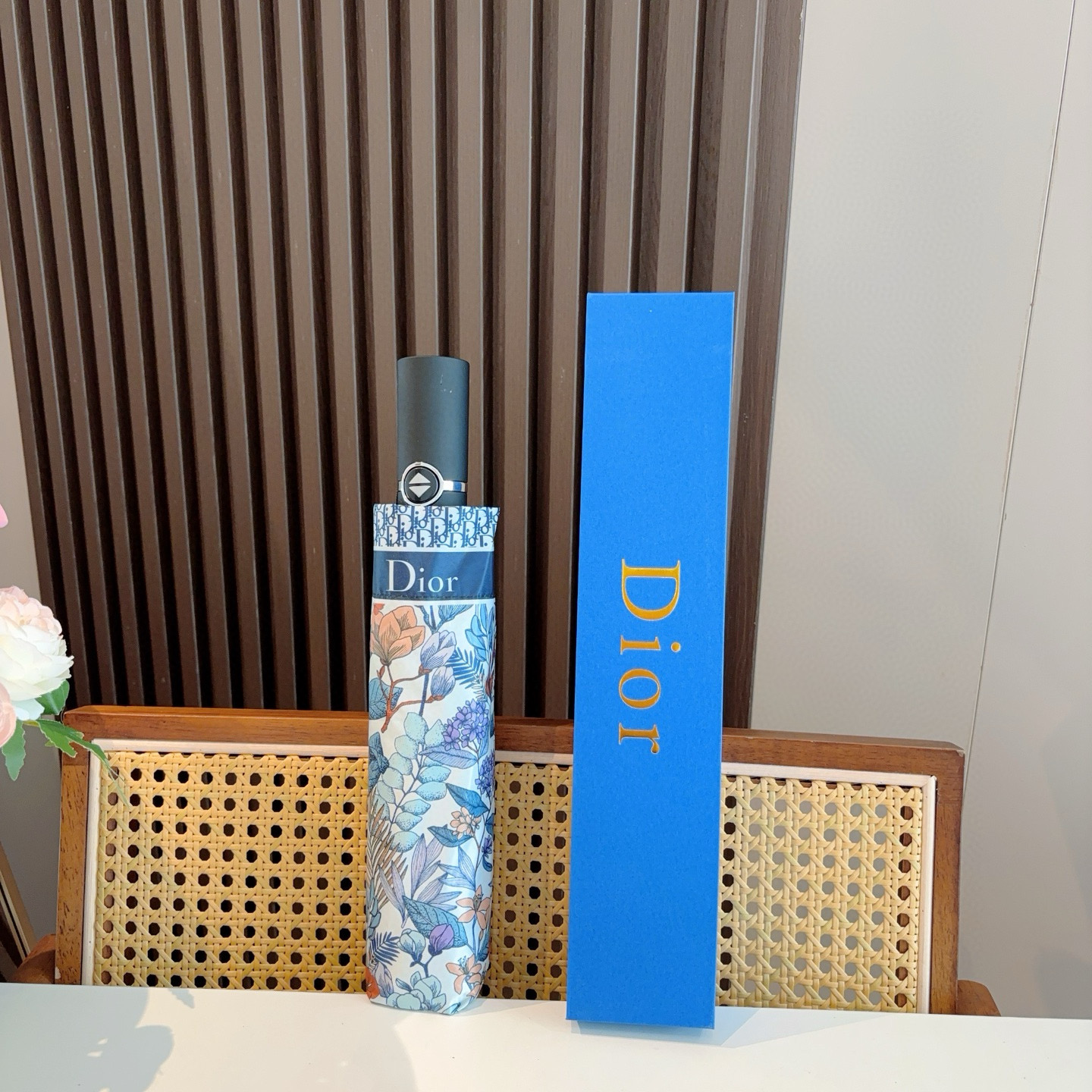  DIOR（迪奥）三折自动折叠晴雨伞  时尚原单代工品质 细节精致 看得见的品质 打破一成不变 色泽纯正