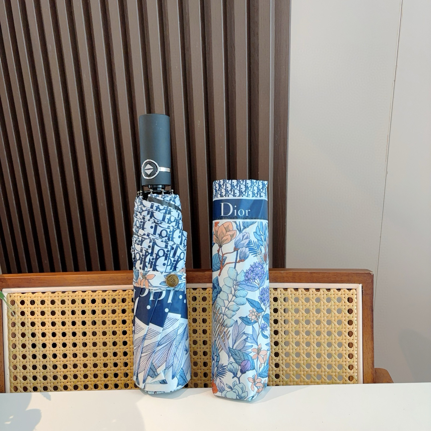 DIOR（迪奥）三折自动折叠晴雨伞  时尚原单代工品质 细节精致 看得见的品质 打破一成不变 色泽纯正