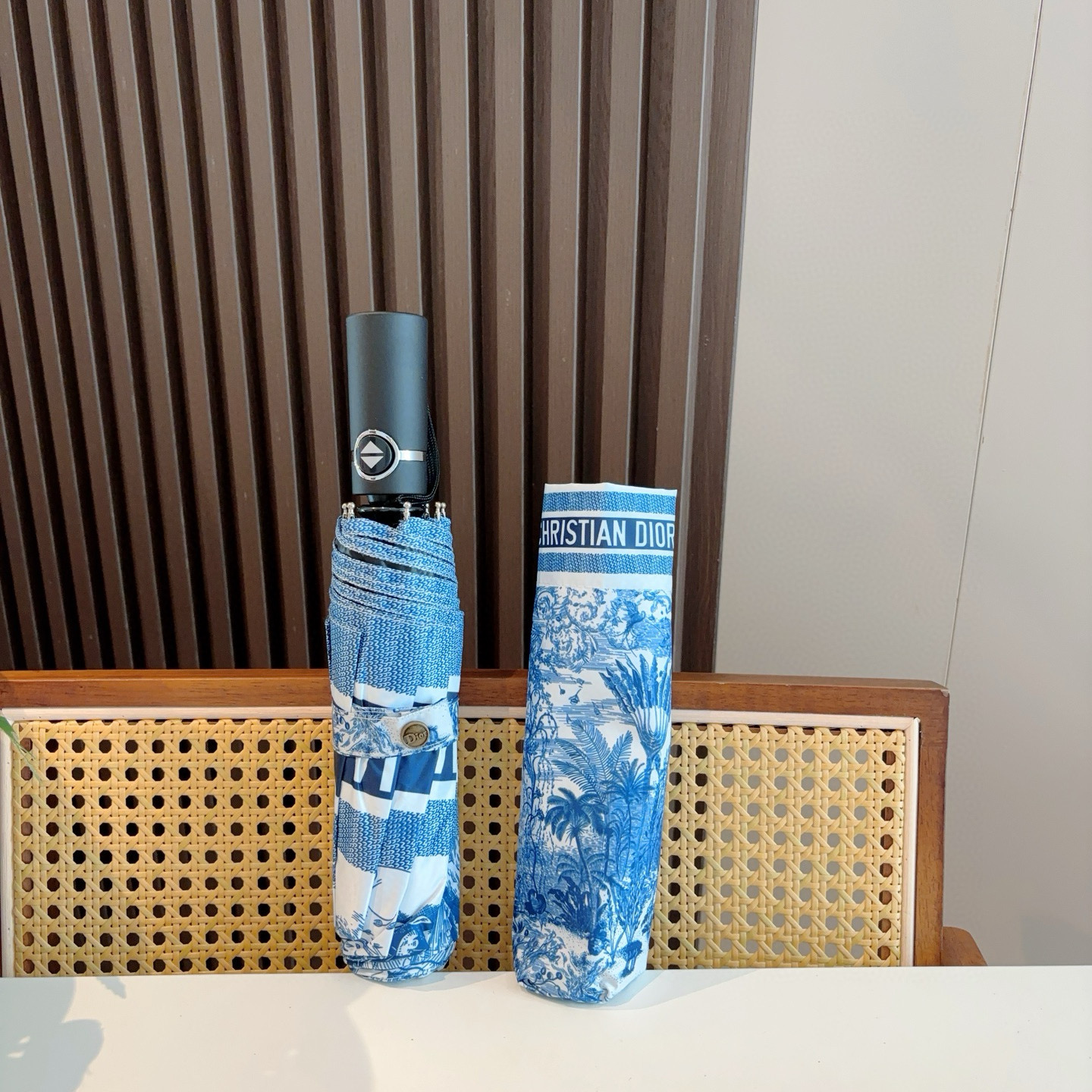  DIOR（迪奥）三折自动折叠晴雨伞  时尚原单代工品质 细节精致 看得见的品质 打破一成不变 色泽纯正