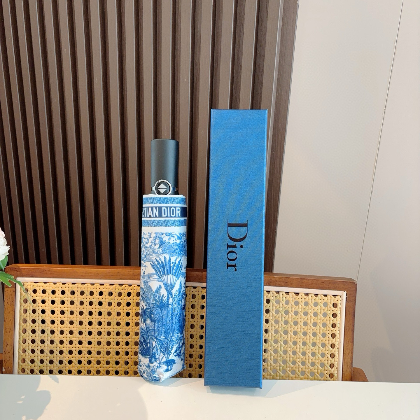  DIOR（迪奥）三折自动折叠晴雨伞  时尚原单代工品质 细节精致 看得见的品质 打破一成不变 色泽纯正