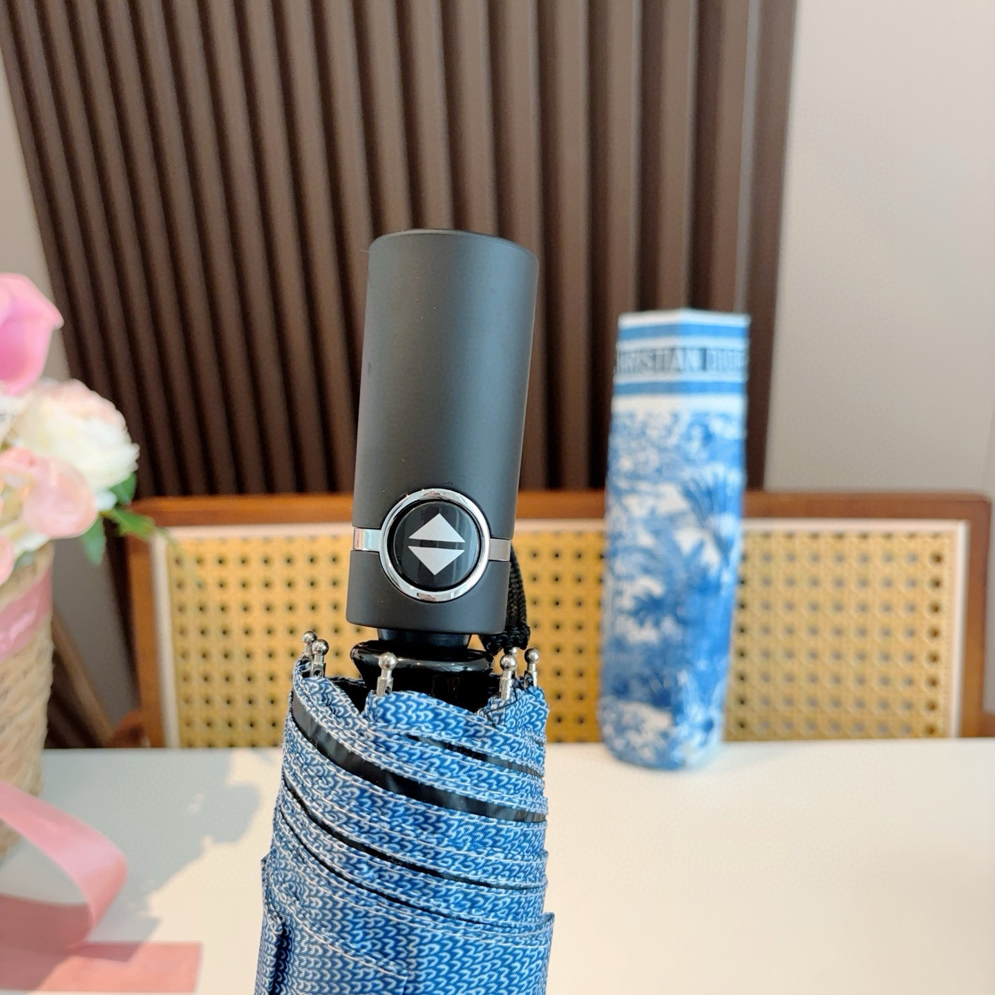  DIOR（迪奥）三折自动折叠晴雨伞  时尚原单代工品质 细节精致 看得见的品质 打破一成不变 色泽纯正