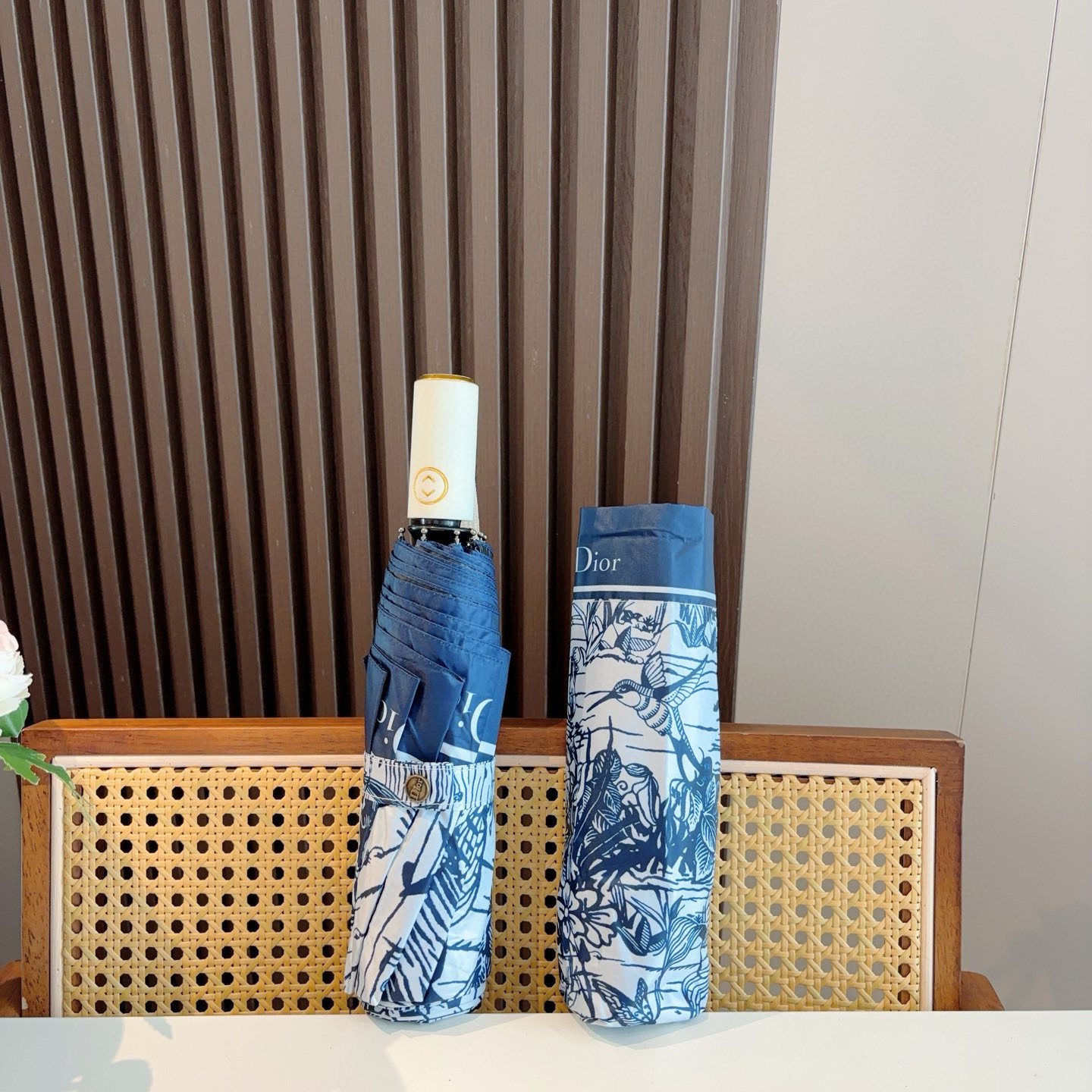  DIOR（迪奥）三折自动折叠晴雨伞  时尚原单代工品质 细节精致 看得见的品质 打破一成不变 色泽纯正