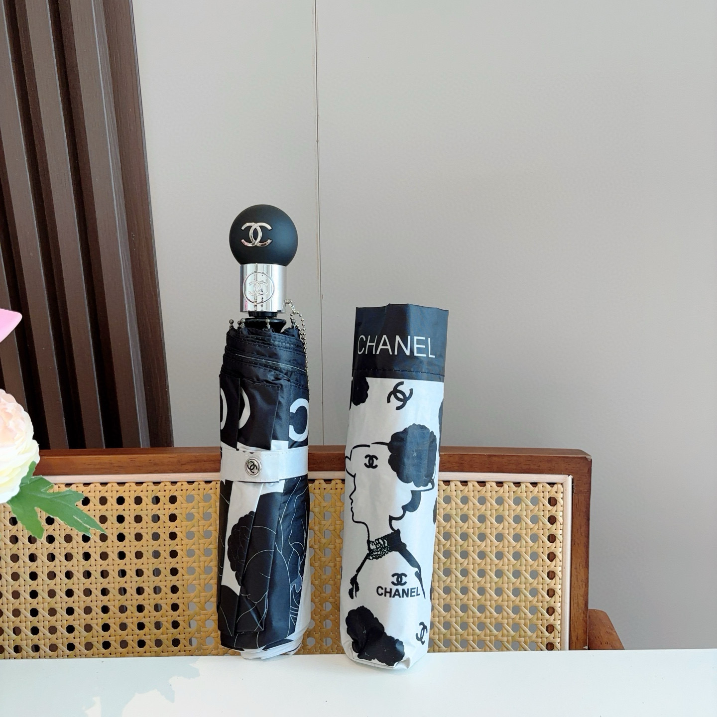  CHANEL（香奈儿）三折自动折叠晴雨伞 集合香奈儿灵魂LOGO为一体的设计风格高雅奢华 带在身上带来