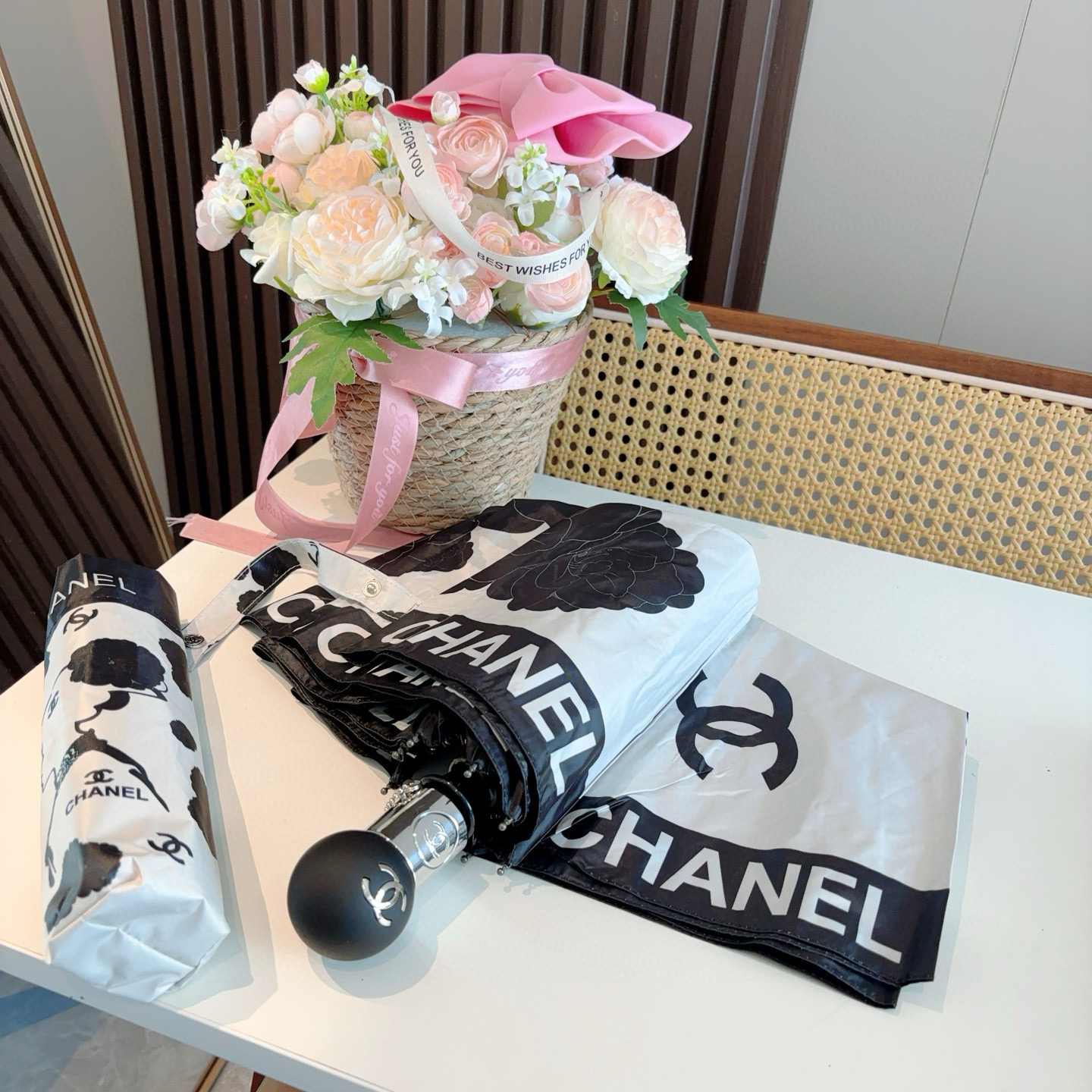  CHANEL（香奈儿）三折自动折叠晴雨伞 集合香奈儿灵魂LOGO为一体的设计风格高雅奢华 带在身上带来