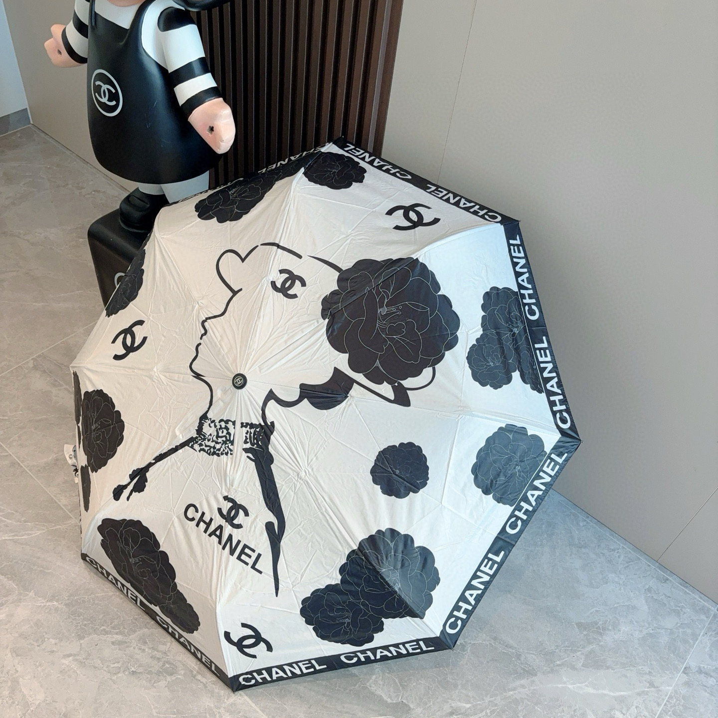  CHANEL（香奈儿）三折自动折叠晴雨伞 集合香奈儿灵魂LOGO为一体的设计风格高雅奢华 带在身上带来