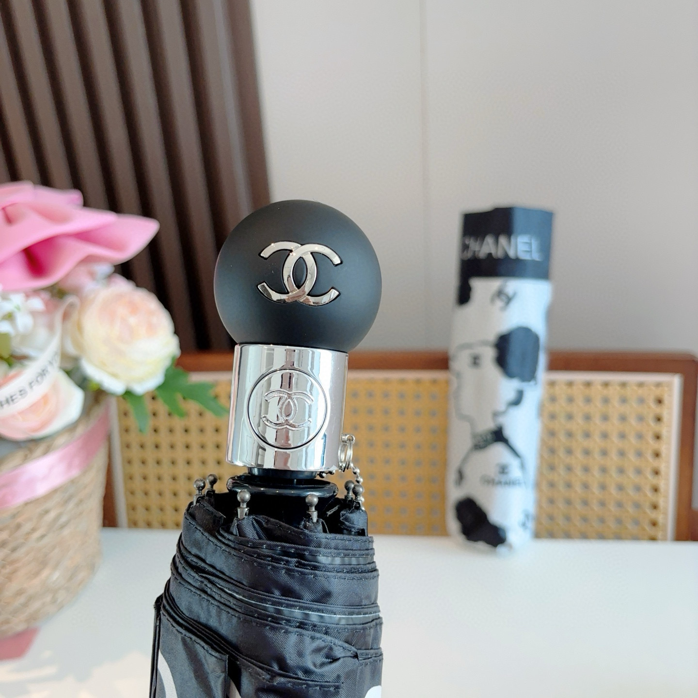  CHANEL（香奈儿）三折自动折叠晴雨伞 集合香奈儿灵魂LOGO为一体的设计风格高雅奢华 带在身上带来