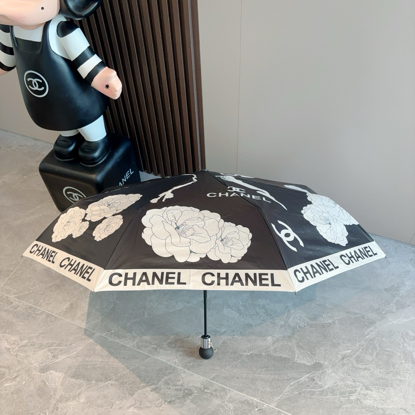  CHANEL（香奈儿）三折自动折叠晴雨伞 集合香奈儿灵魂LOGO为一体的设计风格高雅奢华 带在身上带来