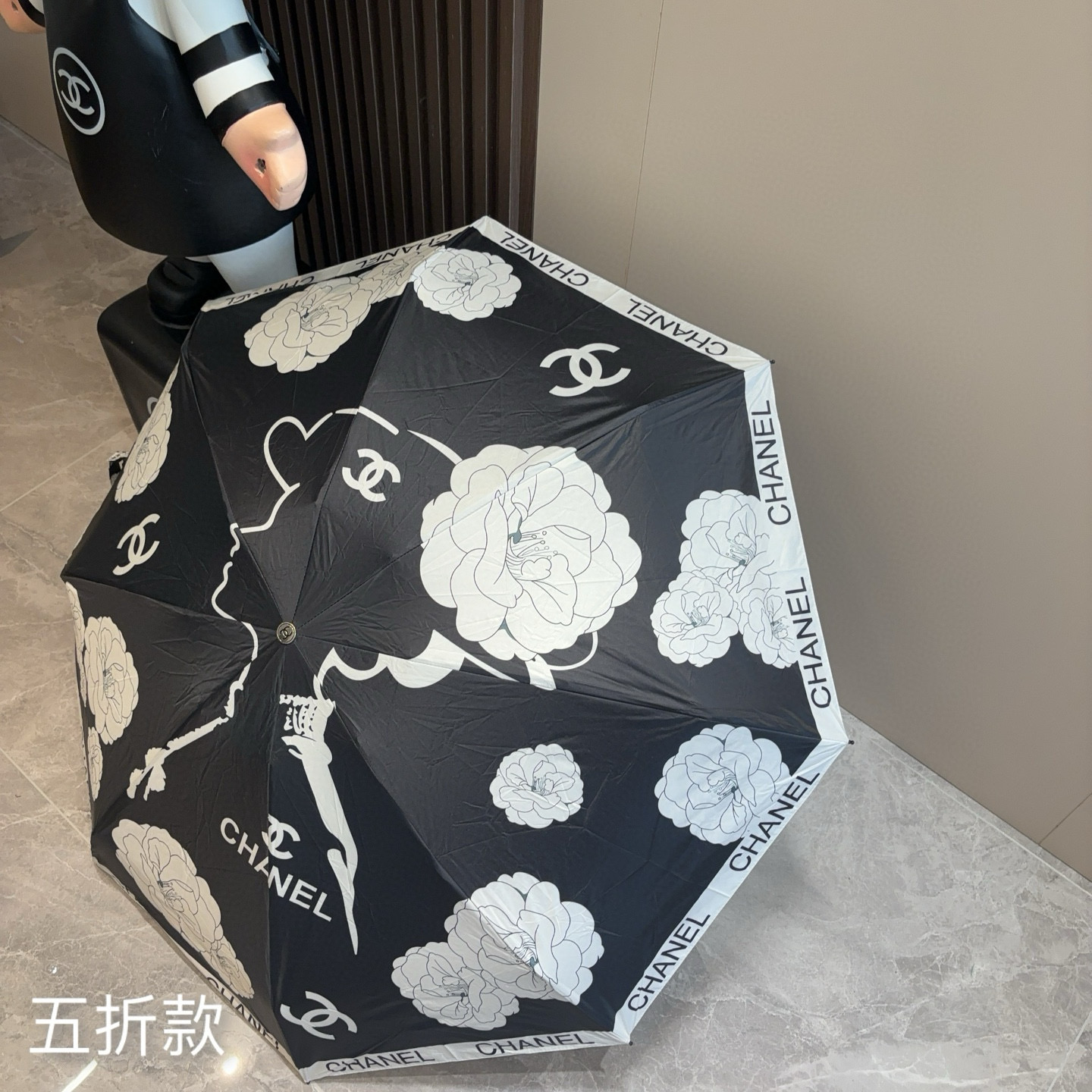  CHANEL（香奈儿）五折手开折叠晴雨伞 集合香奈儿灵魂LOGO为一体的设计风格高雅奢华 带在身上带来