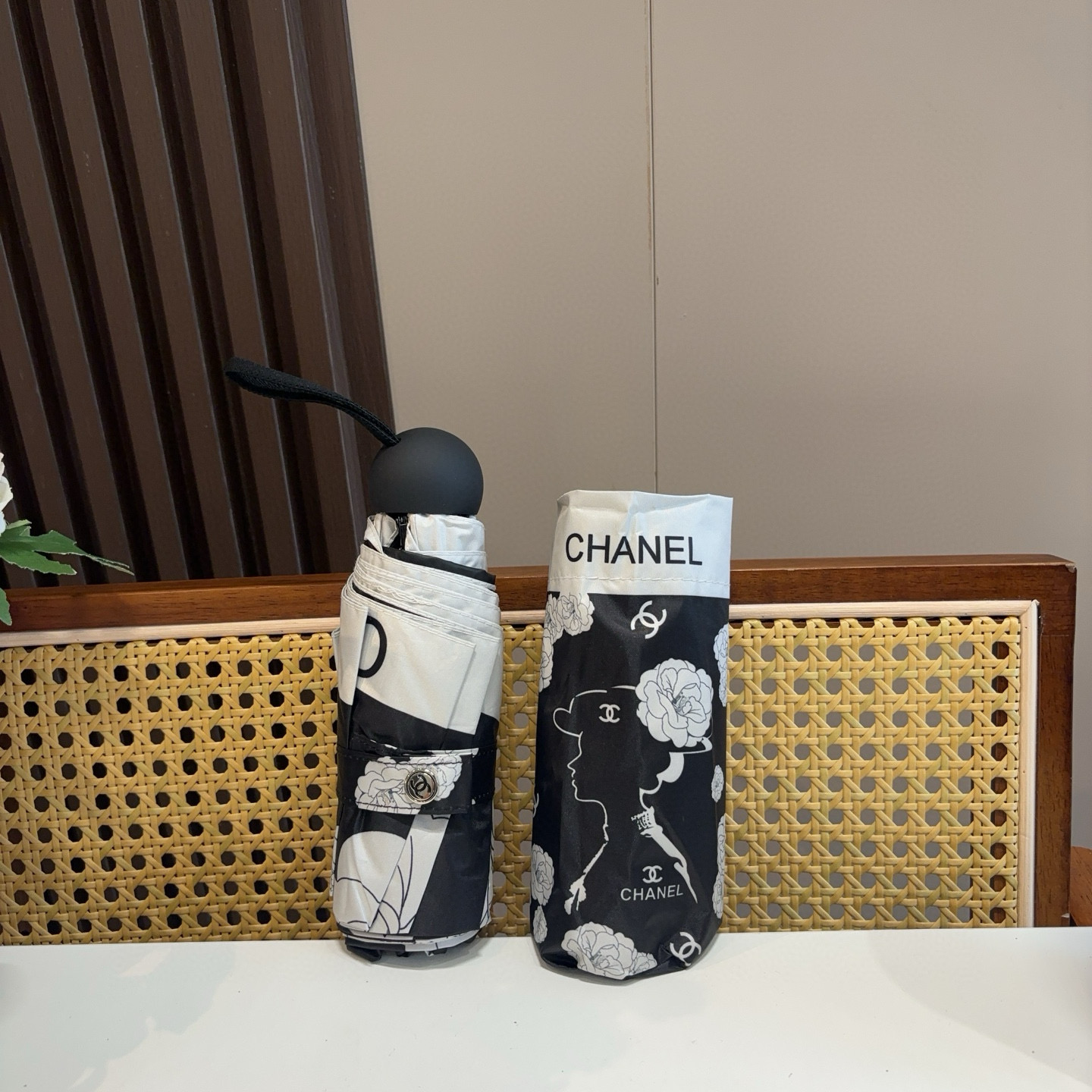 CHANEL（香奈儿）五折手开折叠晴雨伞 集合香奈儿灵魂LOGO为一体的设计风格高雅奢华 带在身上带来