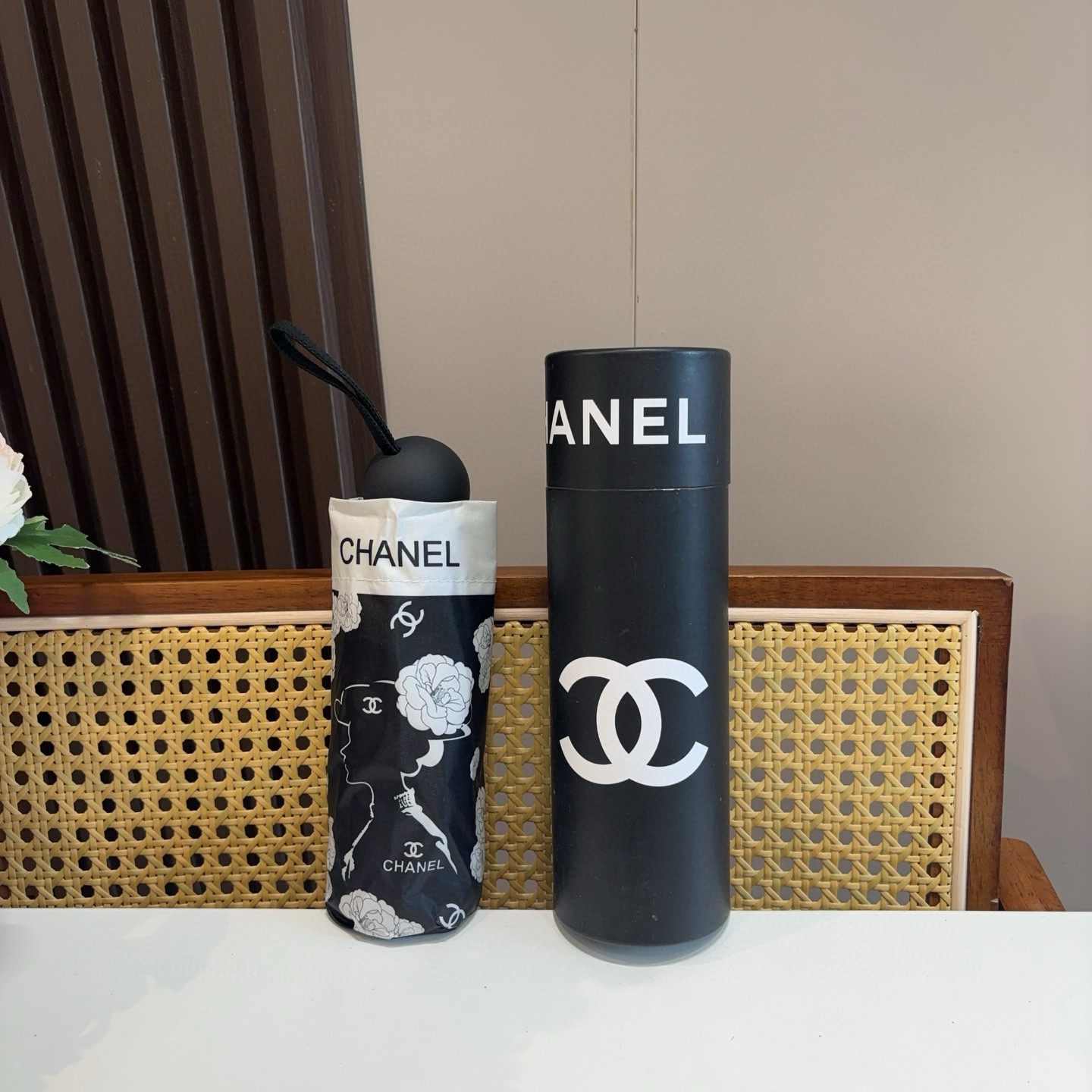  CHANEL（香奈儿）五折手开折叠晴雨伞 集合香奈儿灵魂LOGO为一体的设计风格高雅奢华 带在身上带来