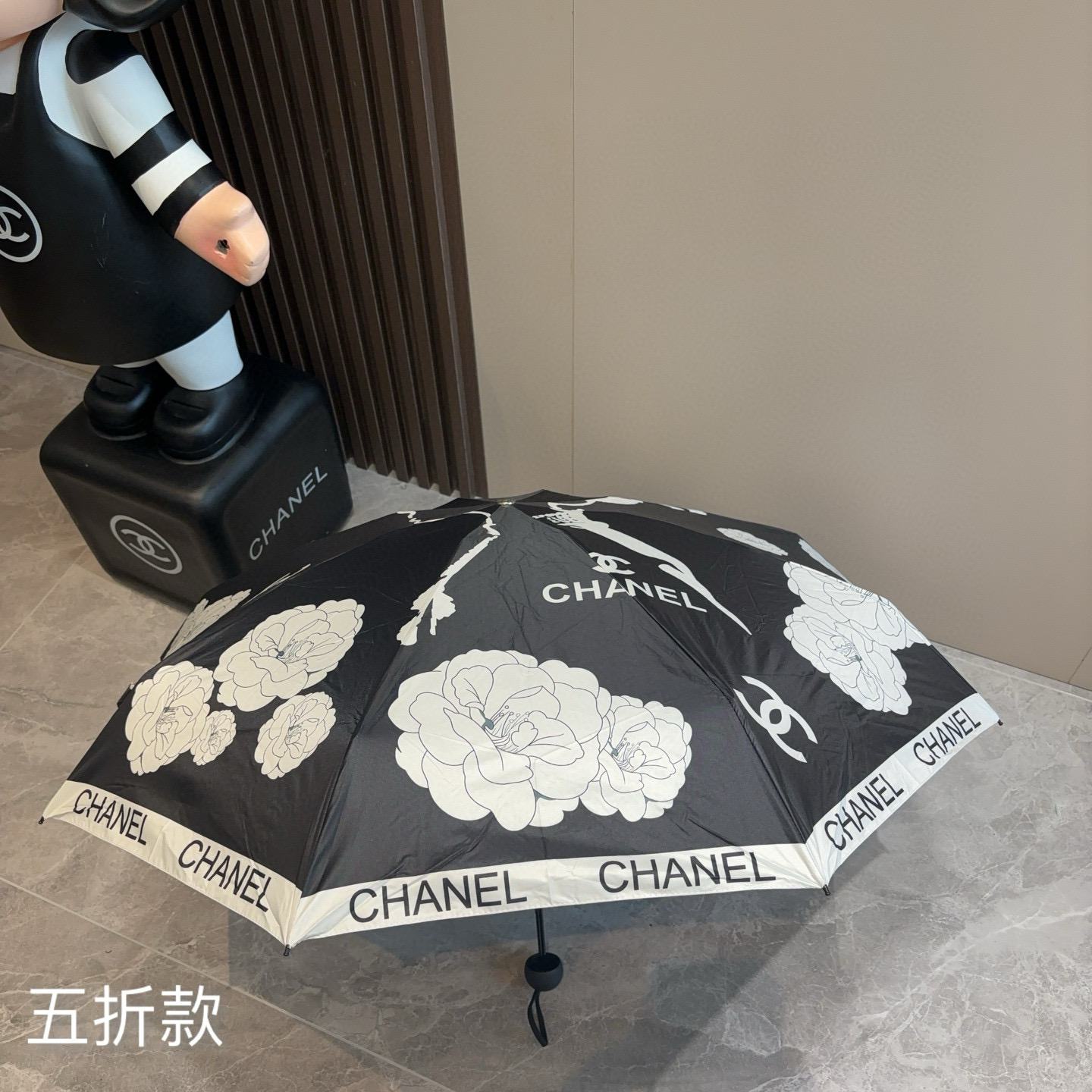  CHANEL（香奈儿）五折手开折叠晴雨伞 集合香奈儿灵魂LOGO为一体的设计风格高雅奢华 带在身上带来