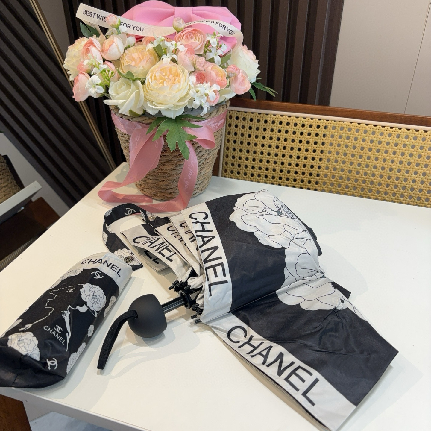  CHANEL（香奈儿）五折手开折叠晴雨伞 集合香奈儿灵魂LOGO为一体的设计风格高雅奢华 带在身上带来