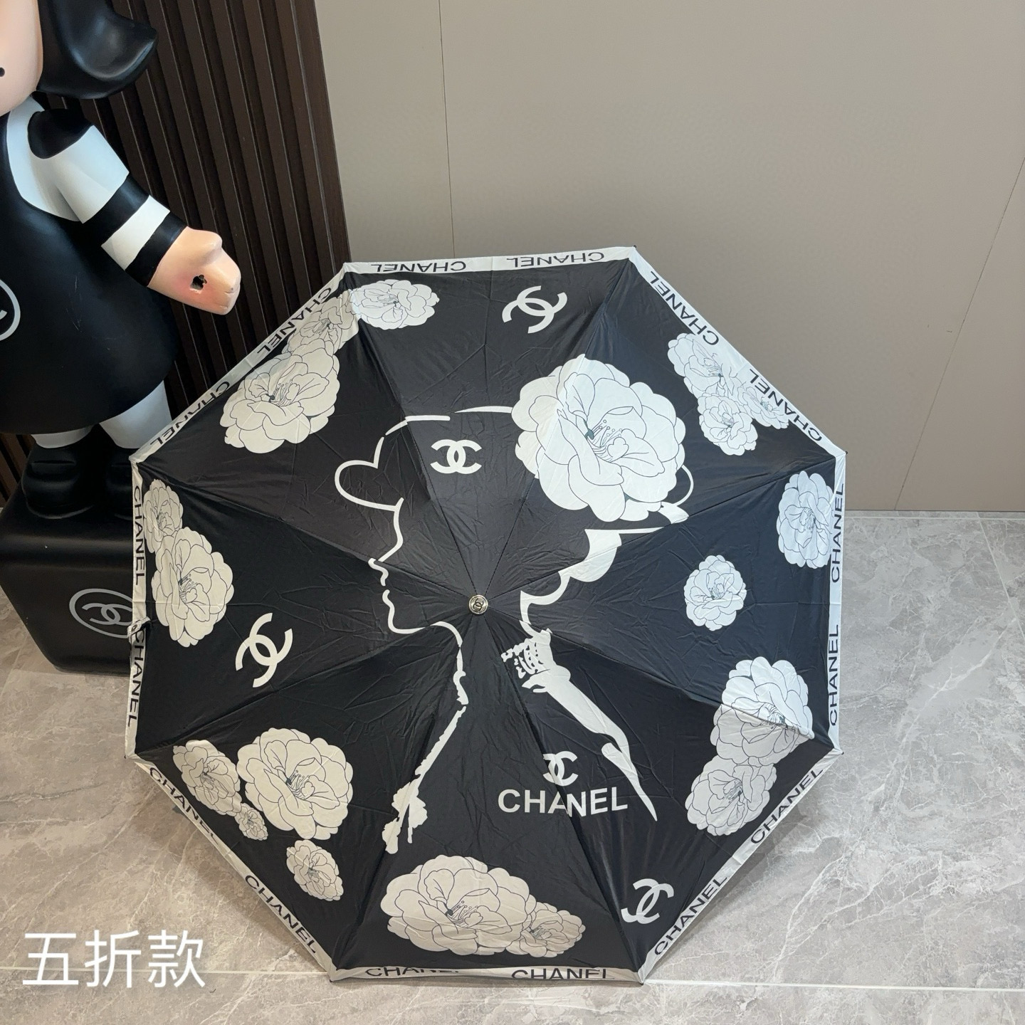  CHANEL（香奈儿）五折手开折叠晴雨伞 集合香奈儿灵魂LOGO为一体的设计风格高雅奢华 带在身上带来