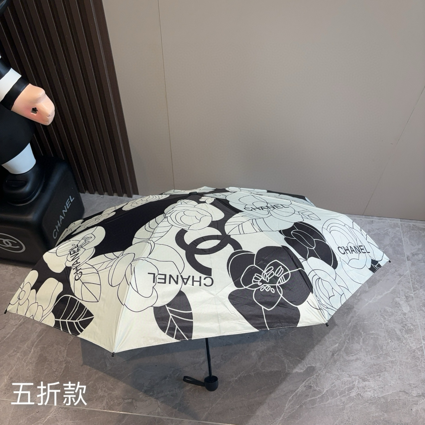  CHANEL（香奈儿）五折手开折叠晴雨伞 集合香奈儿灵魂LOGO为一体的设计风格高雅奢华 带在身上带来