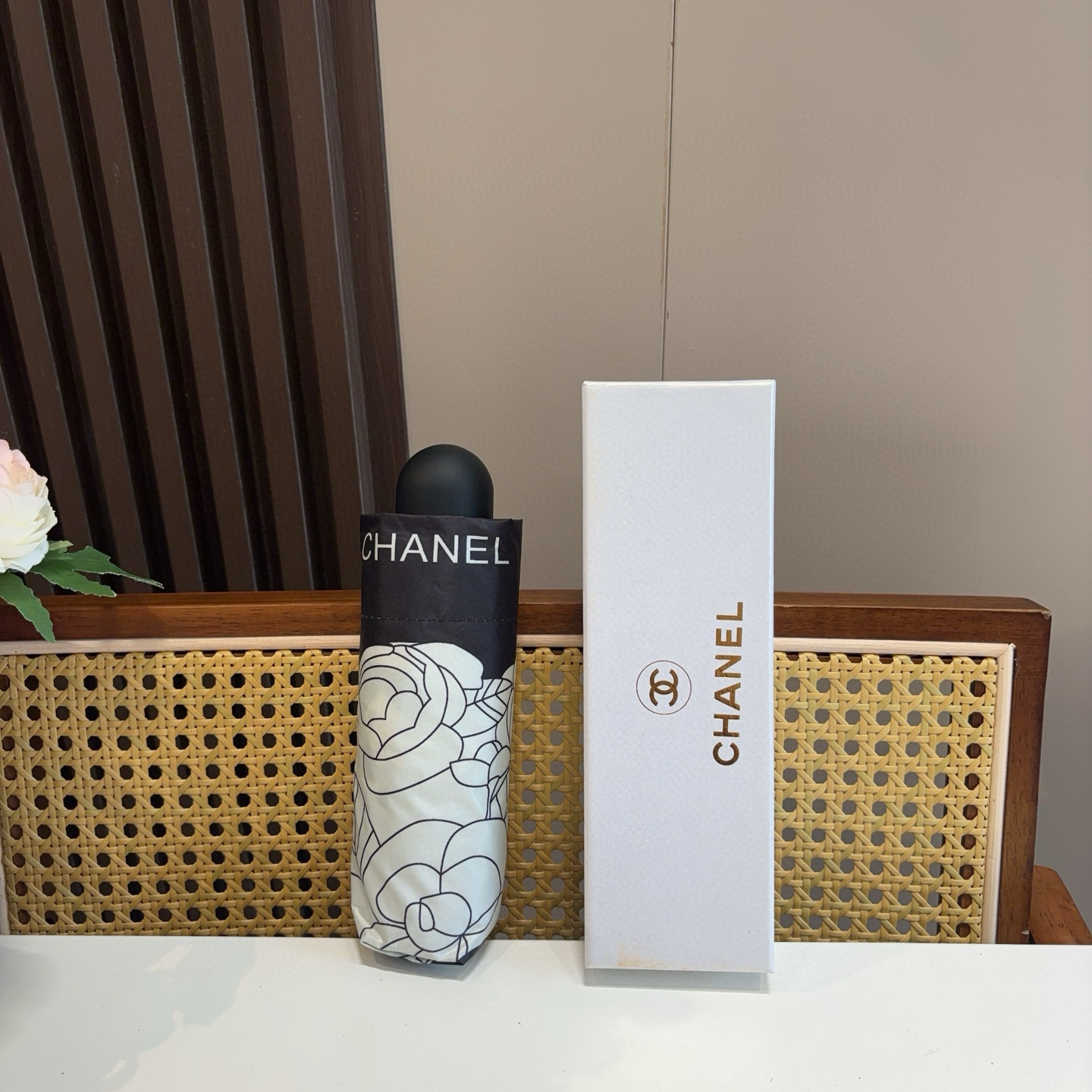  CHANEL（香奈儿）五折手开折叠晴雨伞 集合香奈儿灵魂LOGO为一体的设计风格高雅奢华 带在身上带来