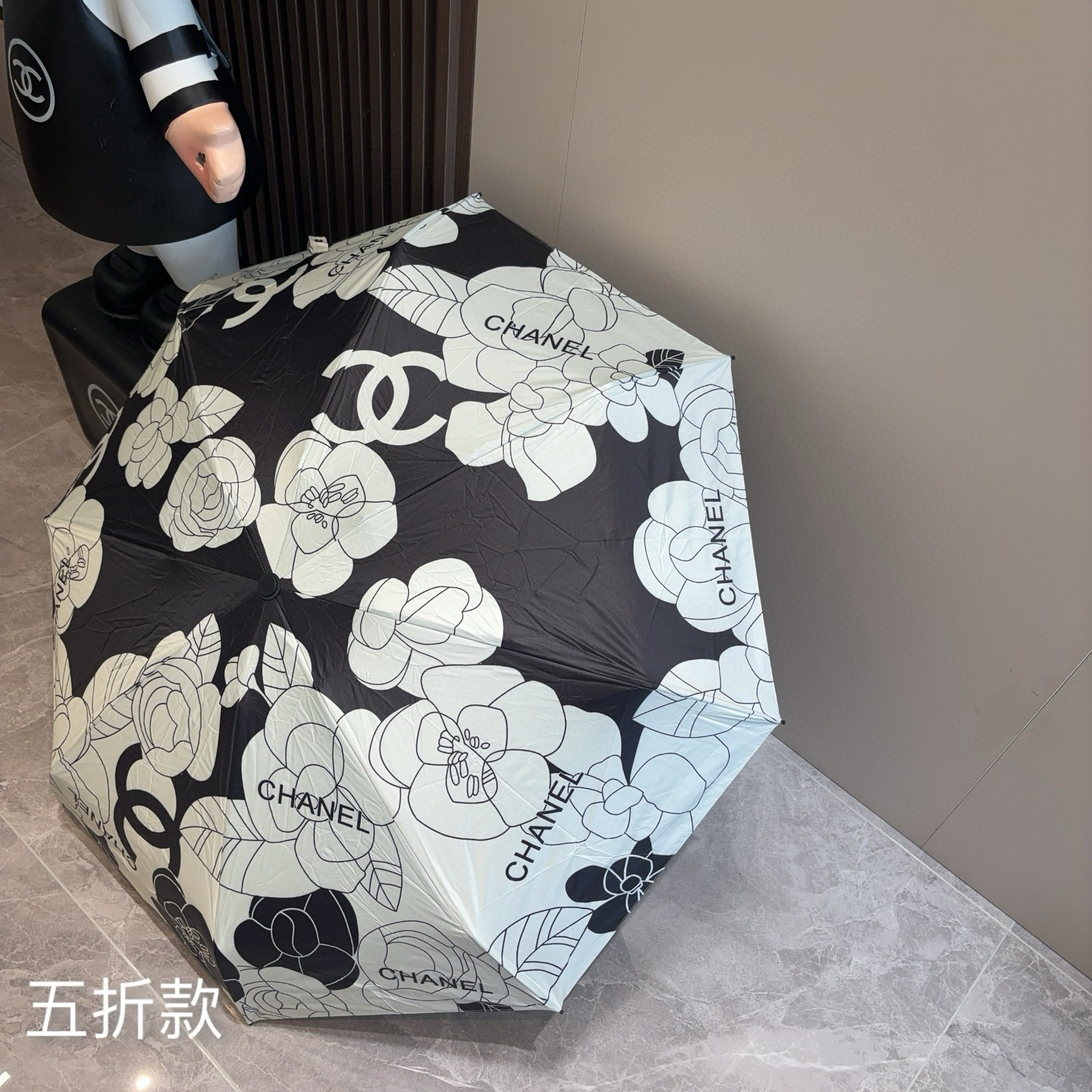  CHANEL（香奈儿）五折手开折叠晴雨伞 集合香奈儿灵魂LOGO为一体的设计风格高雅奢华 带在身上带来