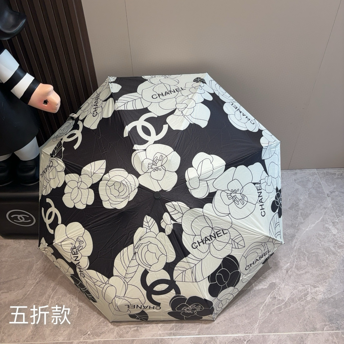  CHANEL（香奈儿）五折手开折叠晴雨伞 集合香奈儿灵魂LOGO为一体的设计风格高雅奢华 带在身上带来