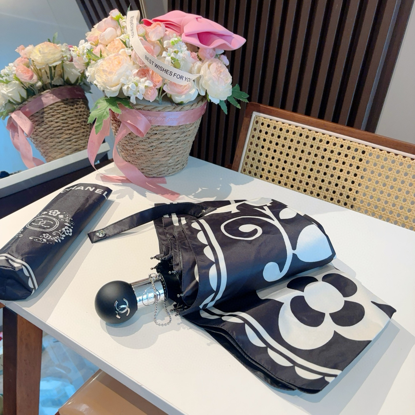 CHANEL（香奈儿）三折自动折叠晴雨伞 集合香奈儿灵魂LOGO为一体的设计风格高雅奢华 带在身上带来