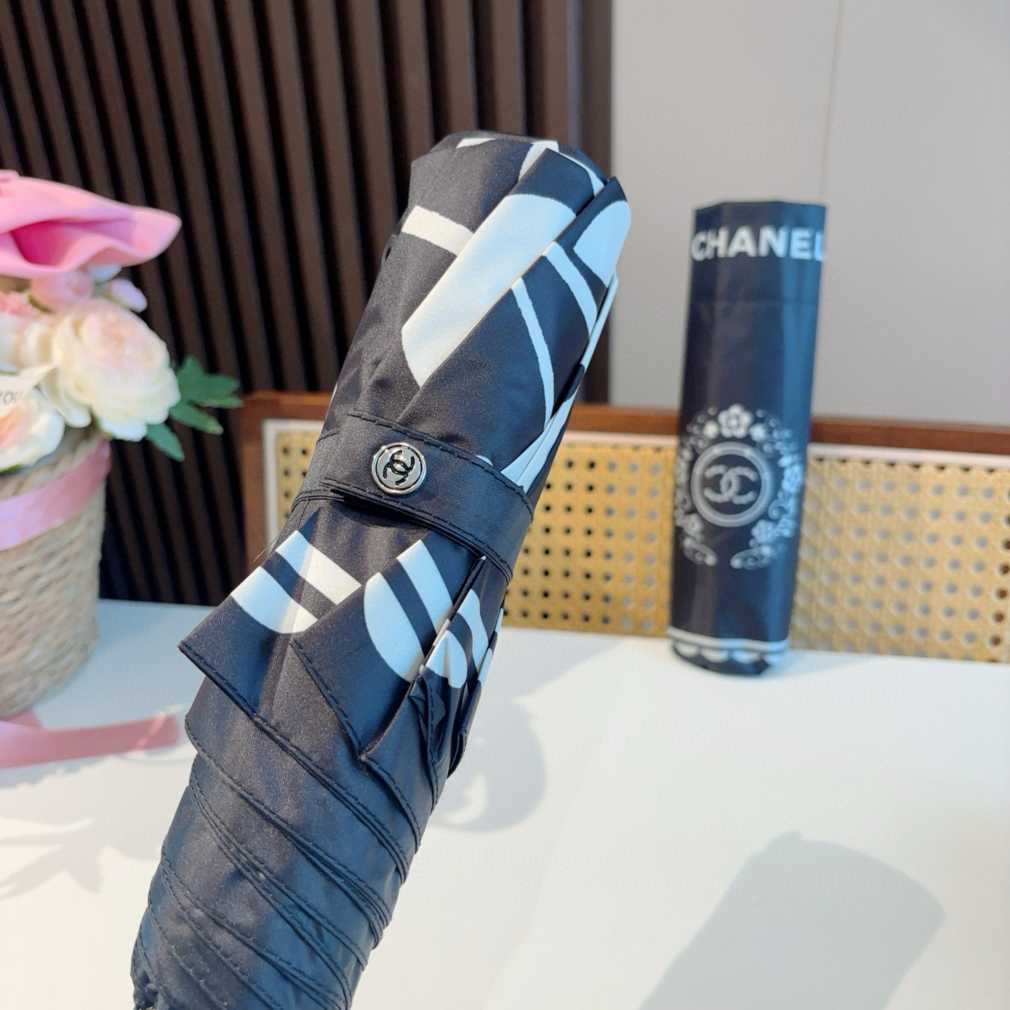  CHANEL（香奈儿）三折自动折叠晴雨伞 集合香奈儿灵魂LOGO为一体的设计风格高雅奢华 带在身上带来