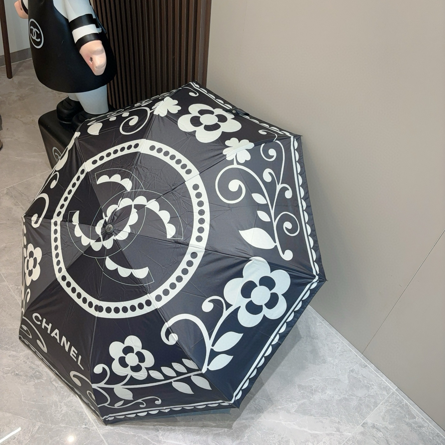  CHANEL（香奈儿）三折自动折叠晴雨伞 集合香奈儿灵魂LOGO为一体的设计风格高雅奢华 带在身上带来