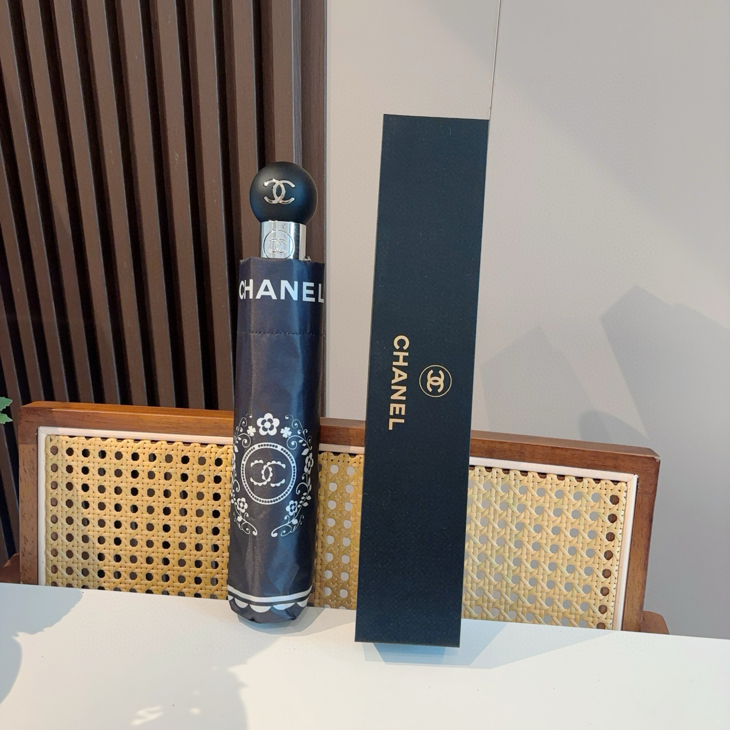  CHANEL（香奈儿）三折自动折叠晴雨伞 集合香奈儿灵魂LOGO为一体的设计风格高雅奢华 带在身上带来