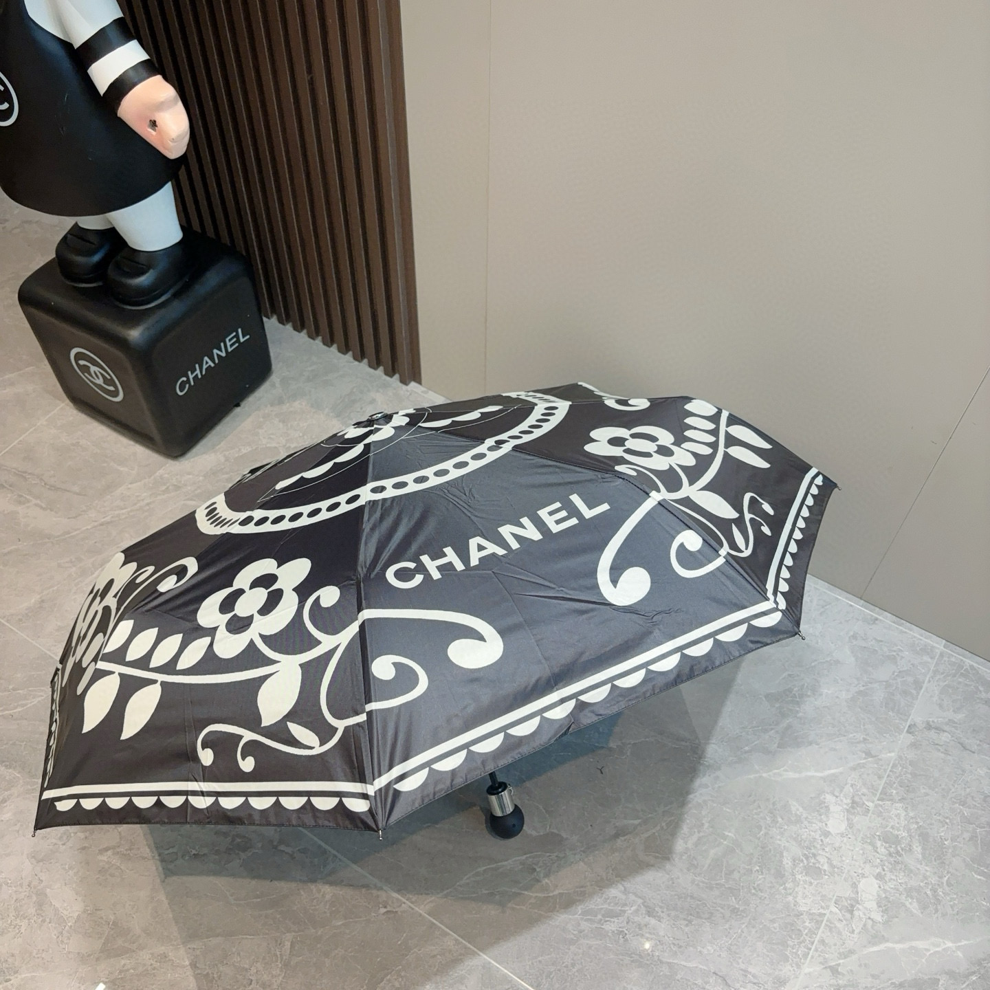  CHANEL（香奈儿）三折自动折叠晴雨伞 集合香奈儿灵魂LOGO为一体的设计风格高雅奢华 带在身上带来