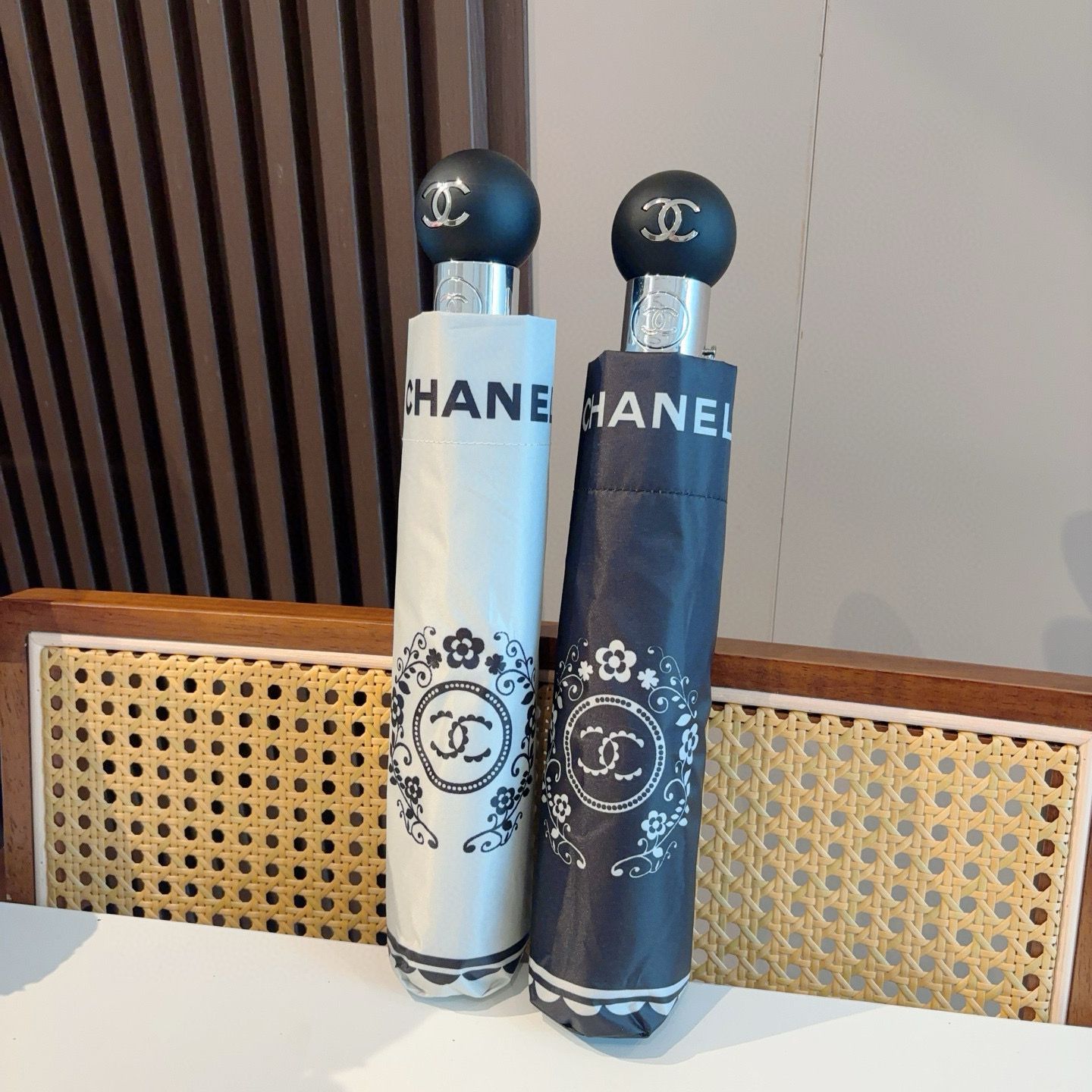  CHANEL（香奈儿）三折自动折叠晴雨伞 集合香奈儿灵魂LOGO为一体的设计风格高雅奢华 带在身上带来