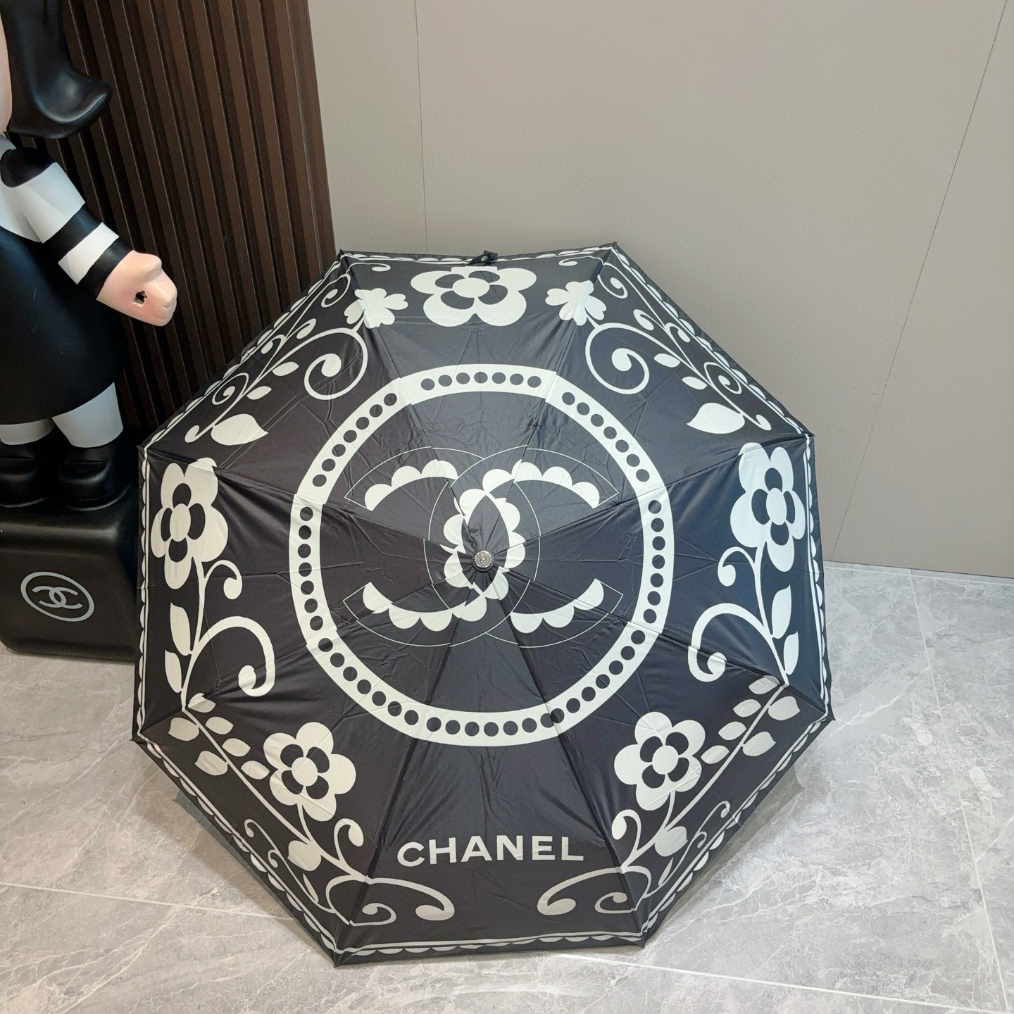  CHANEL（香奈儿）三折自动折叠晴雨伞 集合香奈儿灵魂LOGO为一体的设计风格高雅奢华 带在身上带来