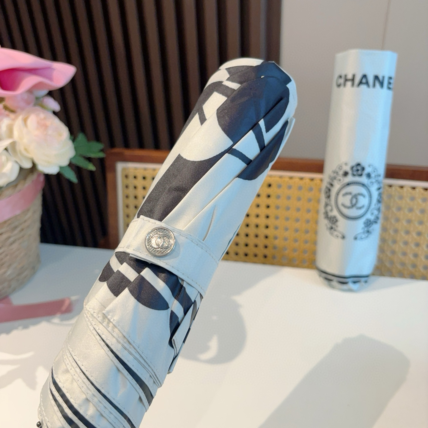  CHANEL（香奈儿）三折自动折叠晴雨伞 集合香奈儿灵魂LOGO为一体的设计风格高雅奢华 带在身上带来