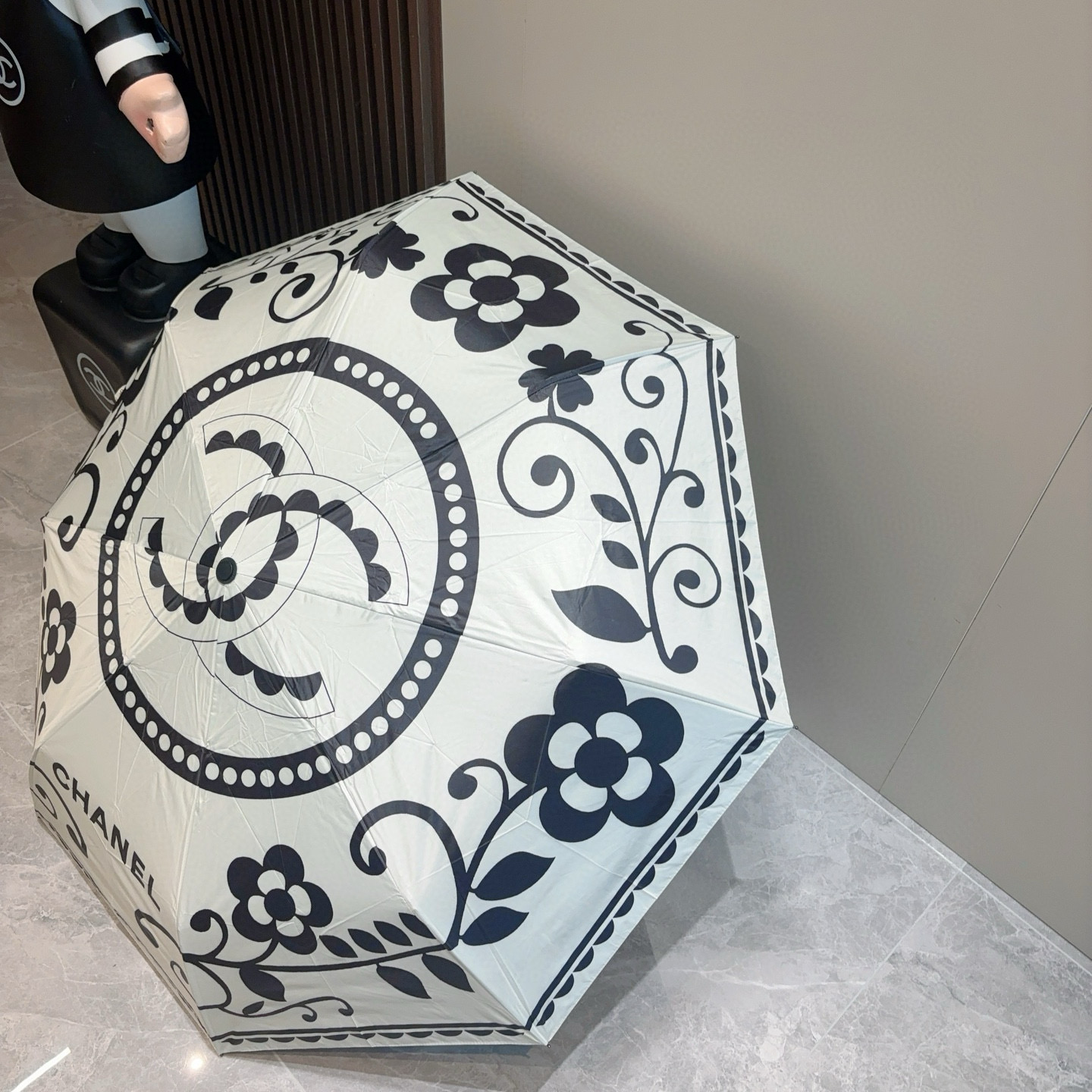  CHANEL（香奈儿）三折自动折叠晴雨伞 集合香奈儿灵魂LOGO为一体的设计风格高雅奢华 带在身上带来