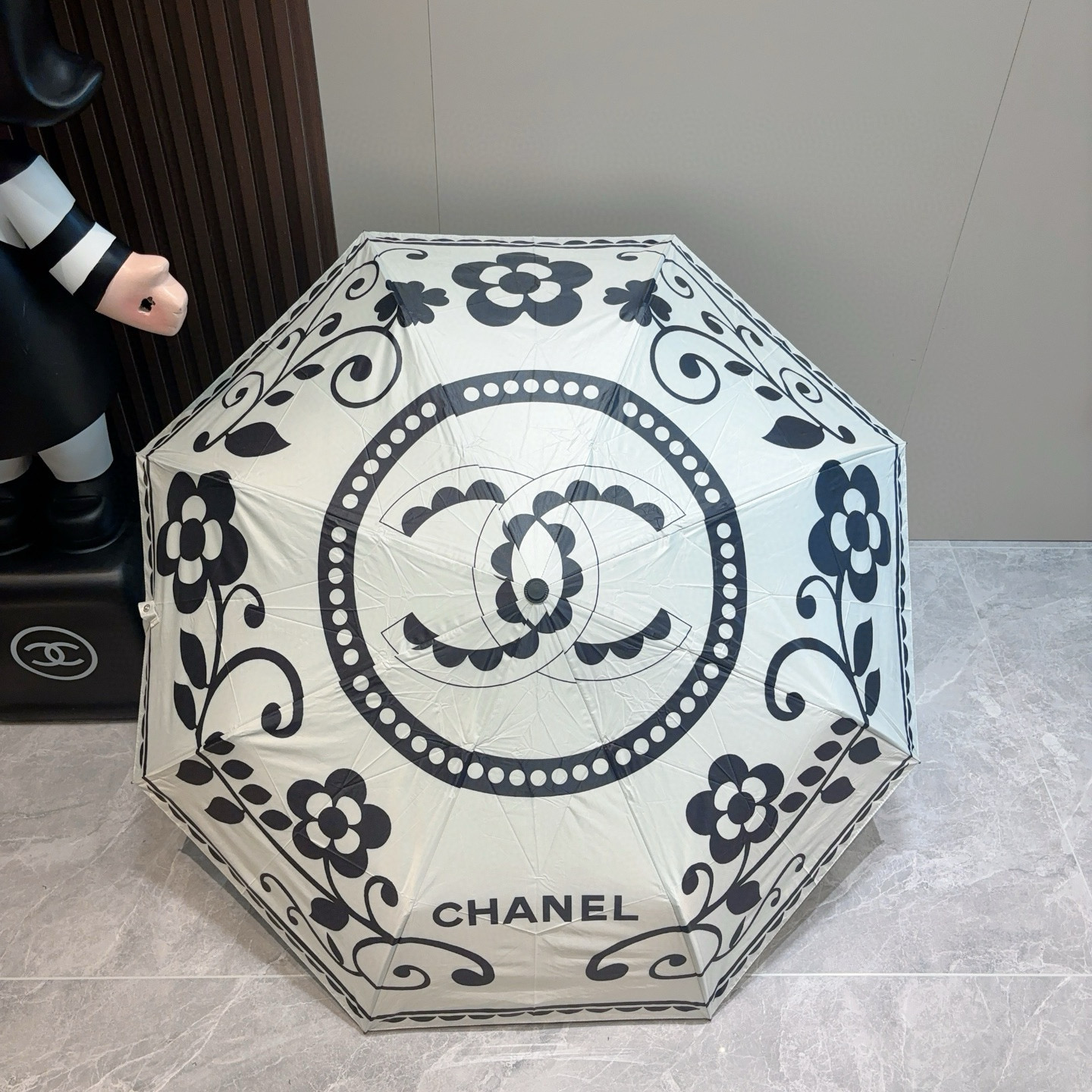  CHANEL（香奈儿）三折自动折叠晴雨伞 集合香奈儿灵魂LOGO为一体的设计风格高雅奢华 带在身上带来