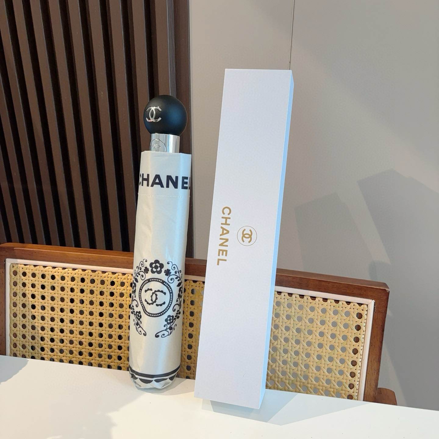  CHANEL（香奈儿）三折自动折叠晴雨伞 集合香奈儿灵魂LOGO为一体的设计风格高雅奢华 带在身上带来