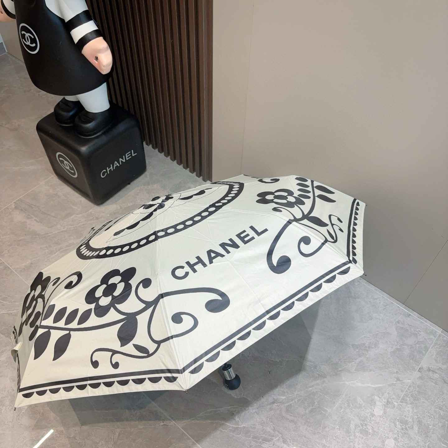  CHANEL（香奈儿）三折自动折叠晴雨伞 集合香奈儿灵魂LOGO为一体的设计风格高雅奢华 带在身上带来