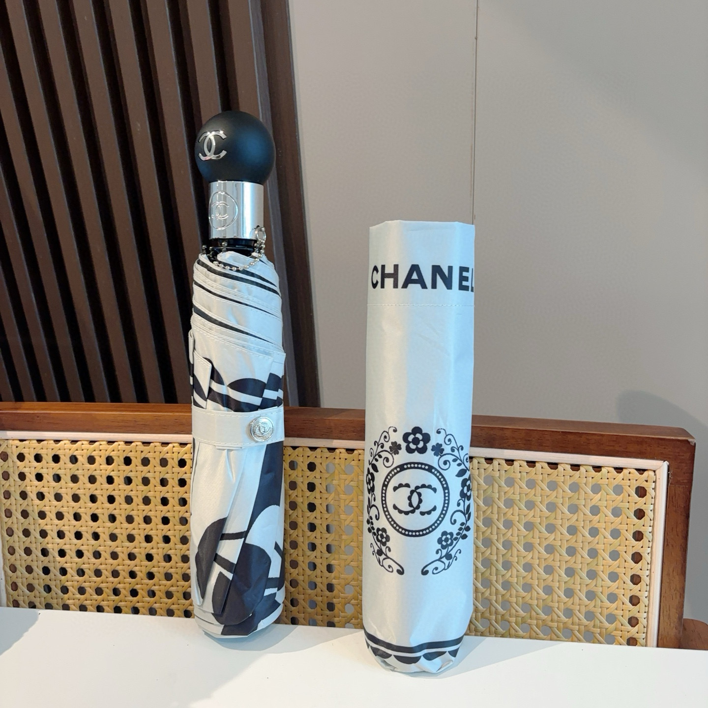  CHANEL（香奈儿）三折自动折叠晴雨伞 集合香奈儿灵魂LOGO为一体的设计风格高雅奢华 带在身上带来