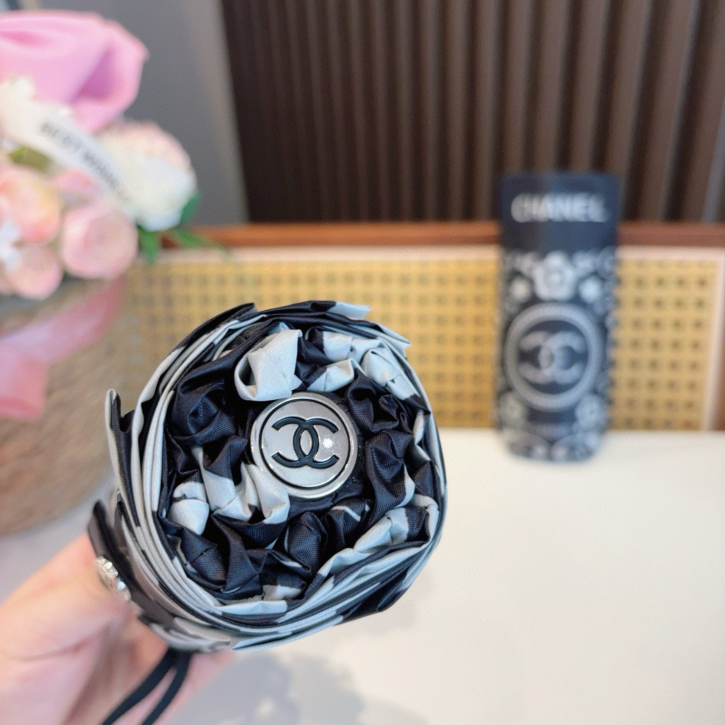  CHANEL（香奈儿）五折手开折叠晴雨伞 集合香奈儿灵魂LOGO为一体的设计风格高雅奢华 带在身上带来