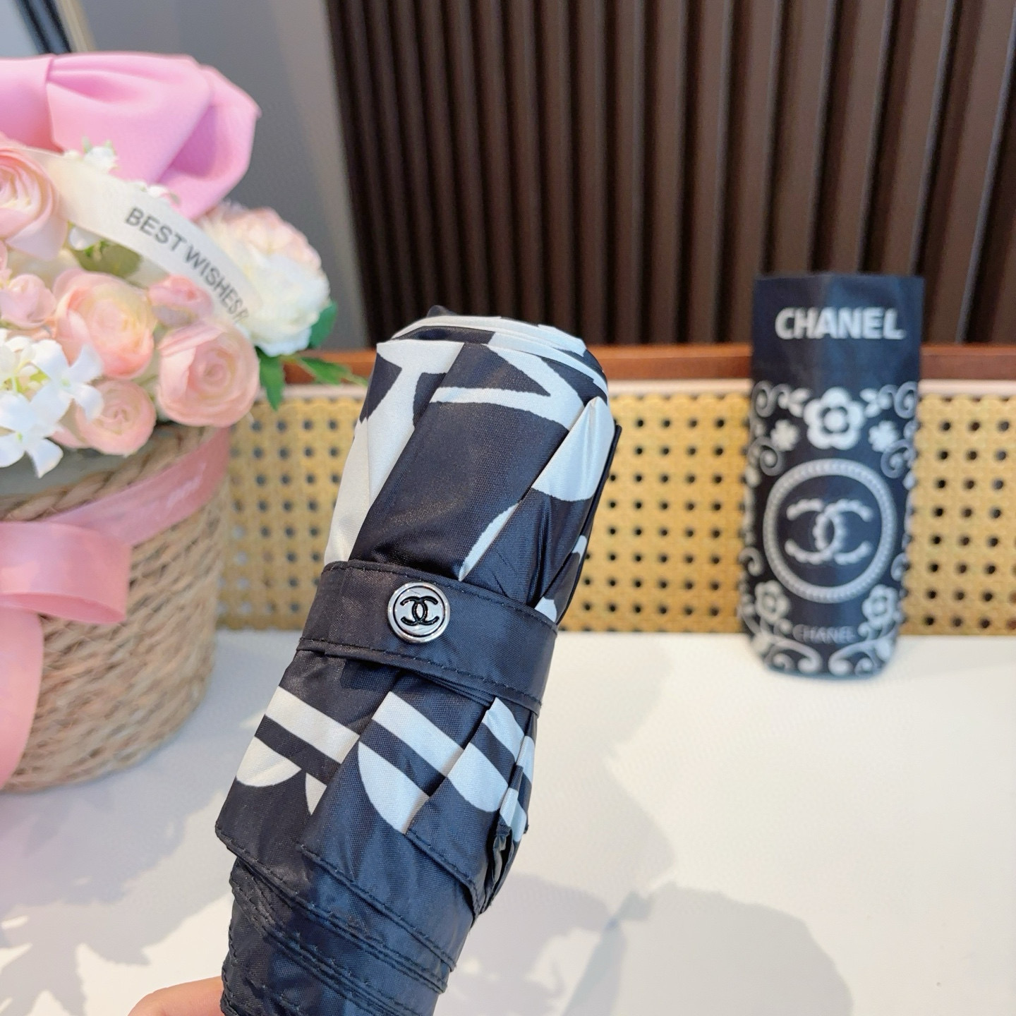  CHANEL（香奈儿）五折手开折叠晴雨伞 集合香奈儿灵魂LOGO为一体的设计风格高雅奢华 带在身上带来